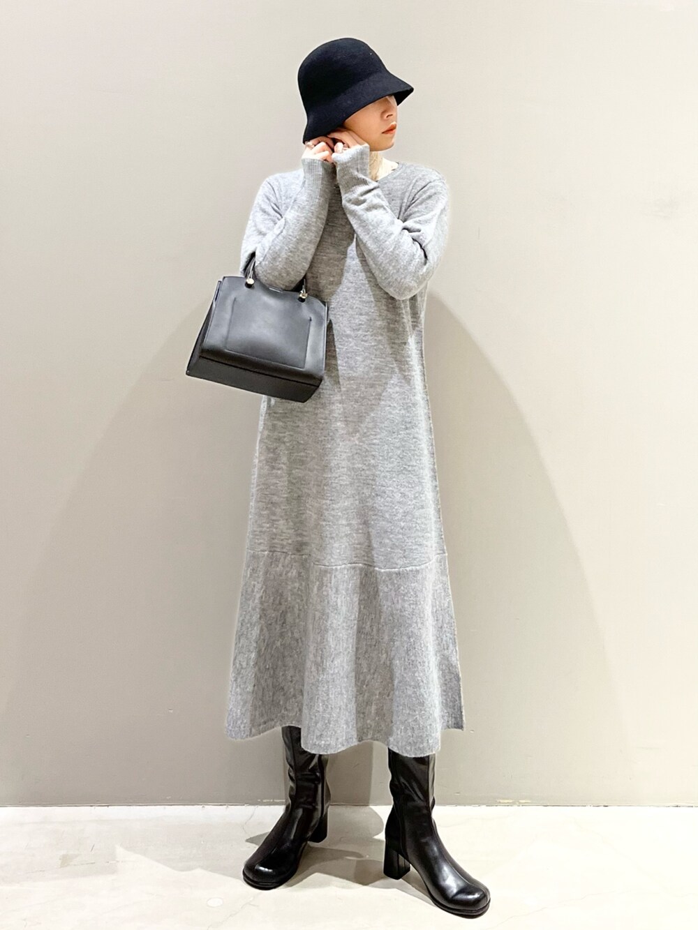 「LEPSIM、レプシィム(LEPSIM)、春服デビュー宣言、春コーデ、春ニット、フレアワンピース、フェルトハット、バケットハット、ブーツ、トートバッグ、シンプルコーデ、淡色コーデ、きれいめカジュアル、レイヤードスタイル、プチプラ」｜「LEPSIMの7ゲージバックオープンフレアワンピース　181935（ワンピース、グレー系）」を使った、エムアイさん（レディース・162cm）の春コーディネートの2枚目の写真