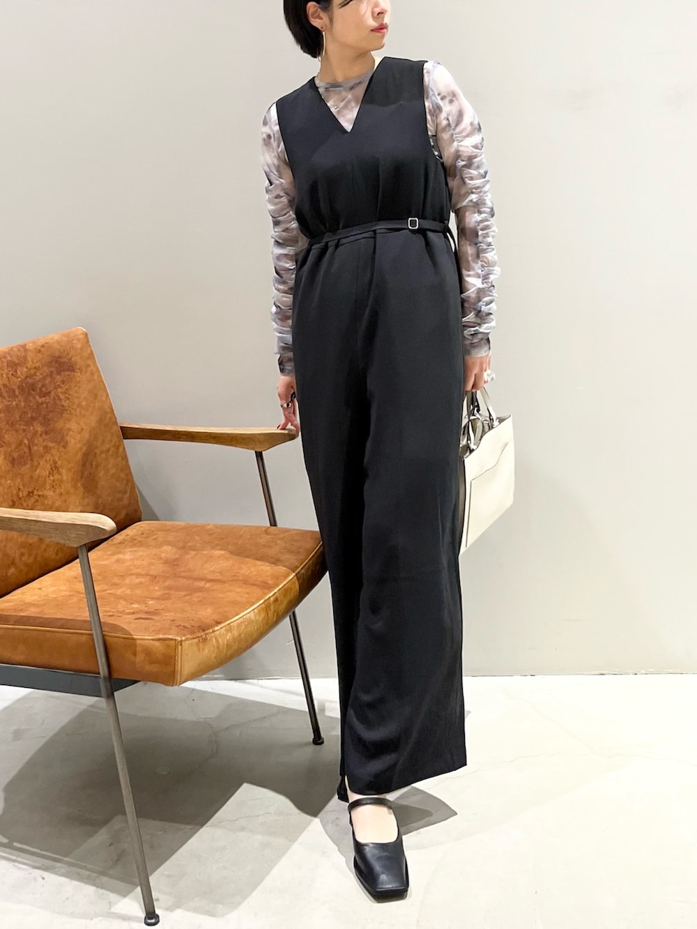 「LEPSIM、レプシィム(LEPSIM)、オケージョン、結婚式、結婚式二次会スタイル、オールインワン、シアートップス、ショルダーバッグ、トートバッグ、パンプス、スクエアトゥ、ドレス、ドレスシューズ、プチプラ、パーティースタイル」｜「LEPSIMのVネックオールインワン【jours heureux】　964369（つなぎ/オールインワン、ブラック系）」を使った、エムアイさん（レディース・162cm）の夏コーディネートの6枚目の写真