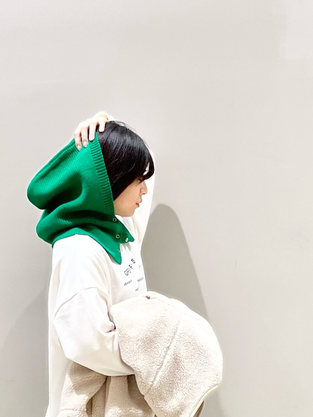 ブルー系のスカート、ブラック系のブーツ、ホワイト系のトップスを着用したレディースの秋コーディネートの4枚目の写真