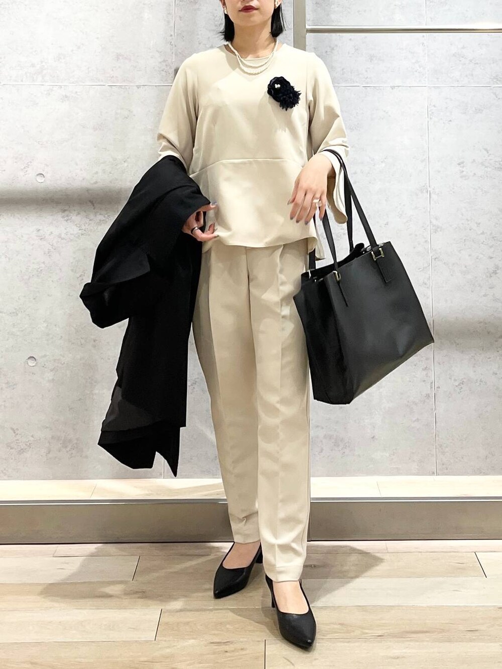 「LEPSIM、ブラウス、テーパードパンツ、入学式、卒業式、入園式、卒園式、セレモニー、オケージョン、セットアップ、プチプラ、冬アウター、シンプルコーデ、春色、オフィスカジュアル」|「LEPSIMの【入卒式/セレモニー】ツイルトレンチコート 102062(トレンチコート、ブラック系)」を使った、エムアイさん(レディース・162cm)の冬コーディネートの6枚目の写真
