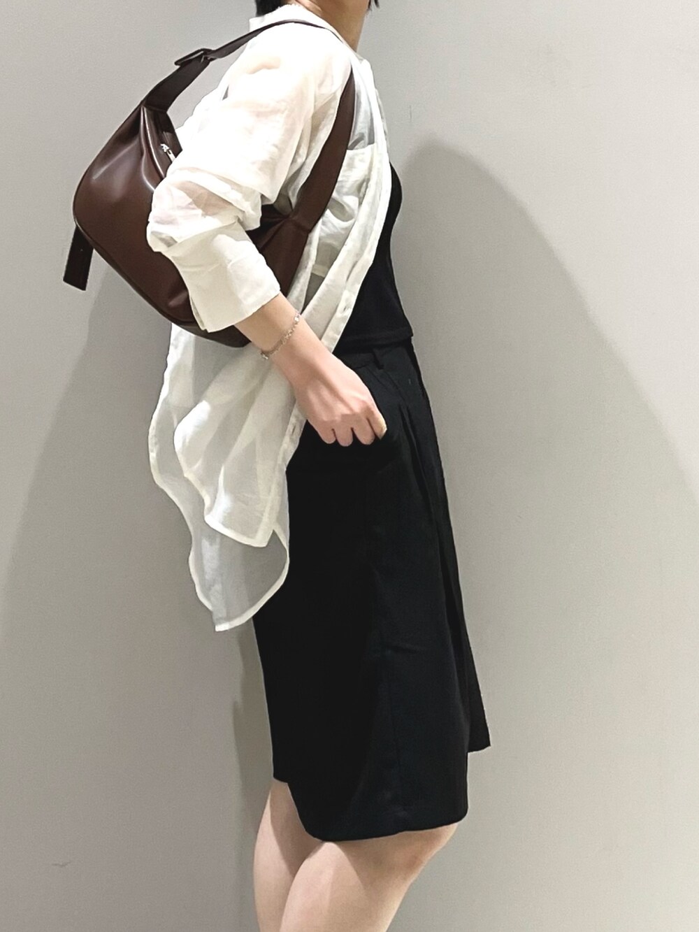 ブラウン系のショルダーバッグ、ブラック系のサンダル、ブラック系のその他パンツを着用したレディースの夏コーディネートの9枚目の写真