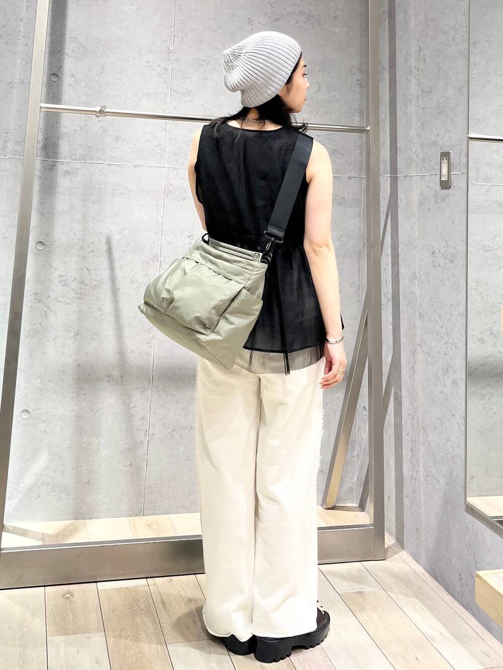 ホワイト系のスウェットパンツ、グリーン系のショルダーバッグ、ブラウン系のサンダルを着用したレディースの夏コーディネートの6枚目の写真