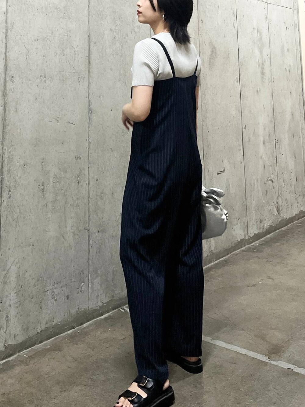 ブラック系のサンダル、ブルー系のサロペット/オーバーオール、シルバー系のショルダーバッグを着用したレディースの夏コーディネートの7枚目の写真