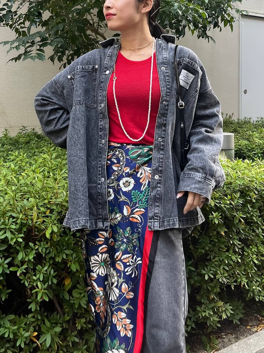 ブラック系のローファー、レッド系のTシャツ/カットソー、ブラック系のショルダーバッグを着用したレディースの冬コーディネートの3枚目の写真