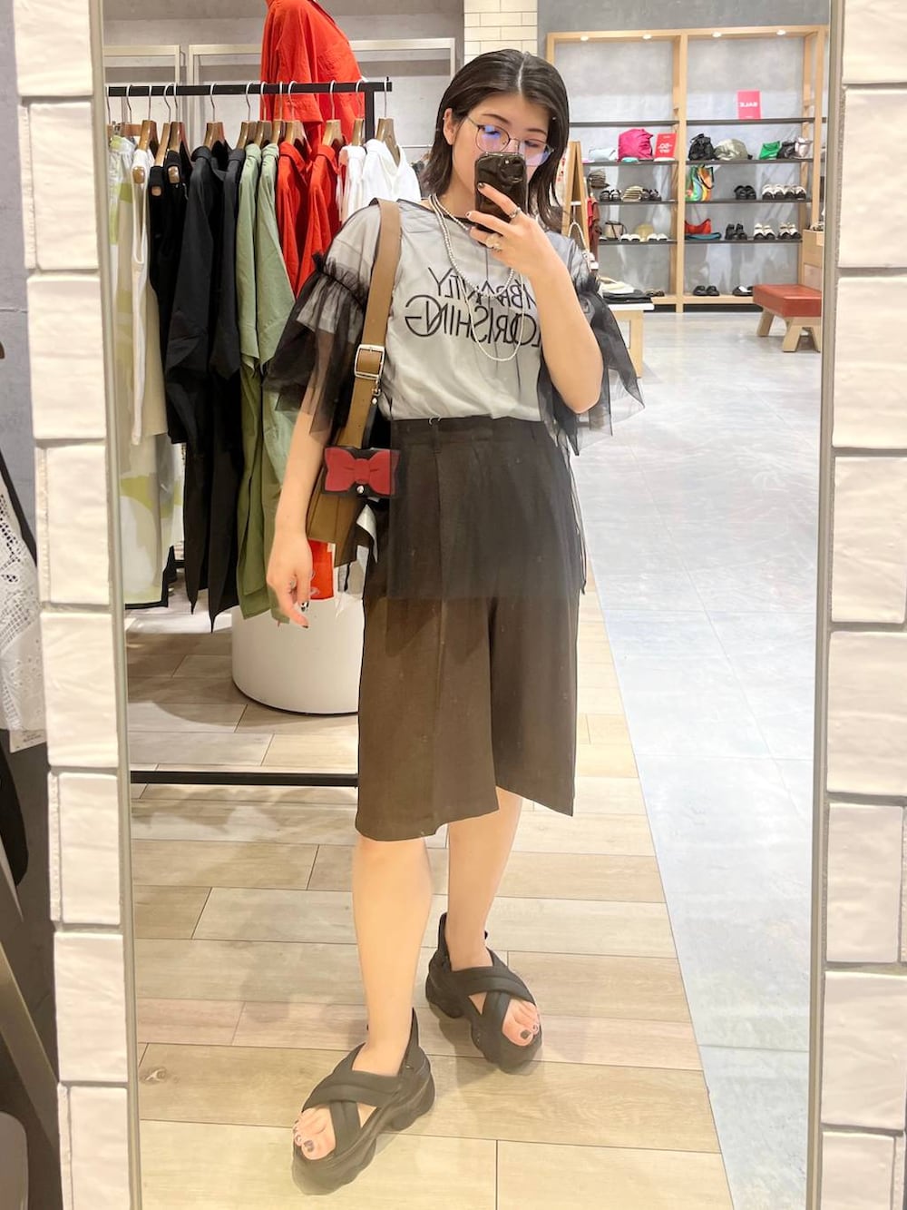 「カジュアル、モード、ハーフパンツ、厚底サンダル、ベーシック/シンプル、デート/ロマンティック、夏コーデ、女子会、バッグ、LEPSIM、サンダル、おでかけ、シンプルコーデ、メガネ、メガネ女子」｜「LEPSIMの3連ボールネックレス　287544（ネックレス、シルバー系）」を使った、エムアイさん（レディース・162cm）の夏コーディネートの6枚目の写真