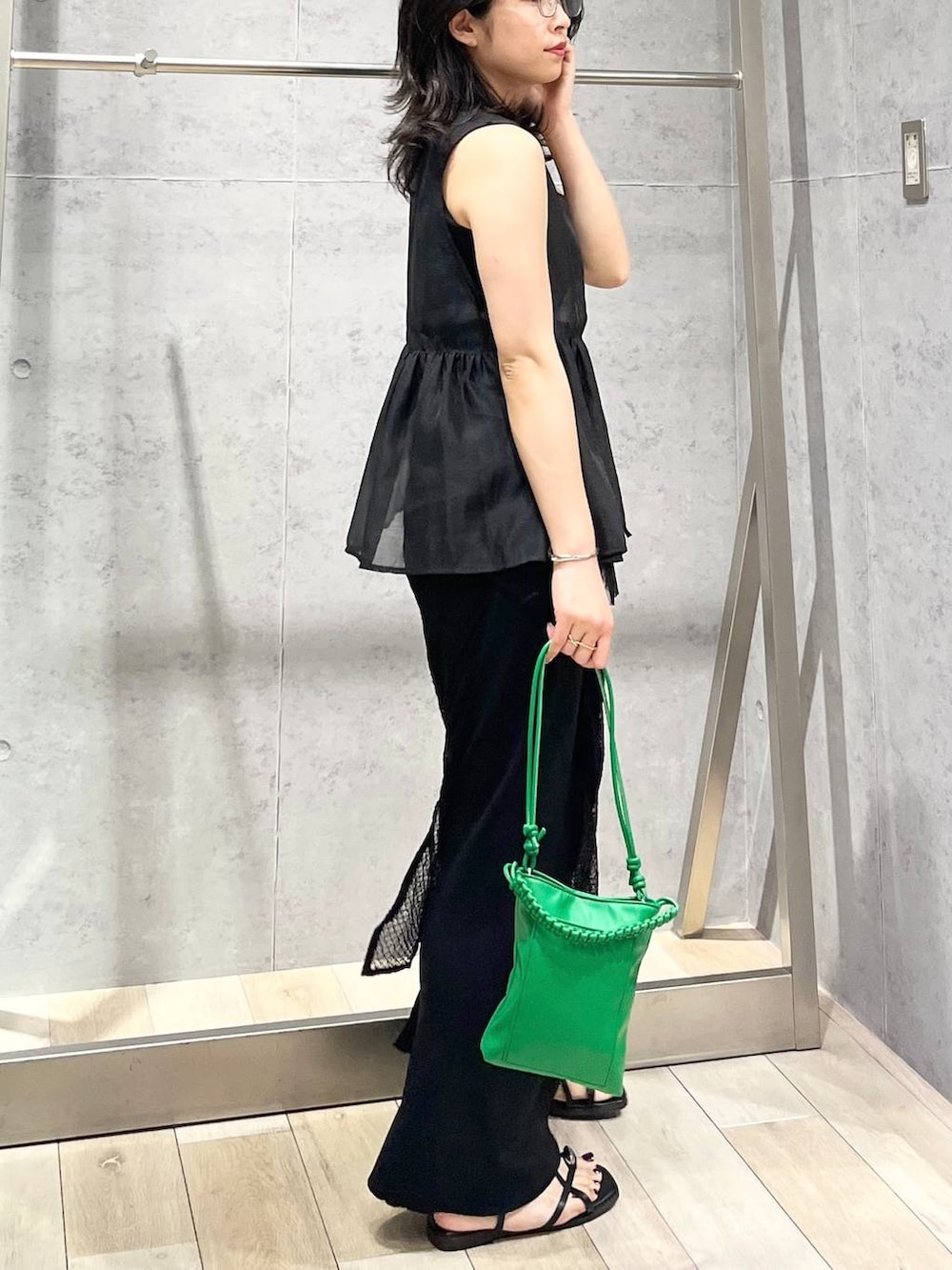「春色、夏コーデ、ベスト、モノトーン、スカート、スカーフ、サンダル、メガネ、カジュアル、モード、ベーシック/シンプル、デート/ロマンティック、楽ちんコーデ、春コーデ、女子会」｜「LEPSIMの14ゲージニットナロースカート　242468（スカート、ブラック系）」を使った、エムアイさん（レディース・162cm）の夏コーディネートの3枚目の写真