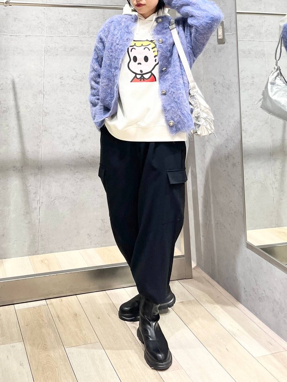 ブルー系のカーディガン/ボレロ、ブラック系のブーツ、ブラック系のその他パンツを着用したレディースの秋コーディネートの3枚目の写真