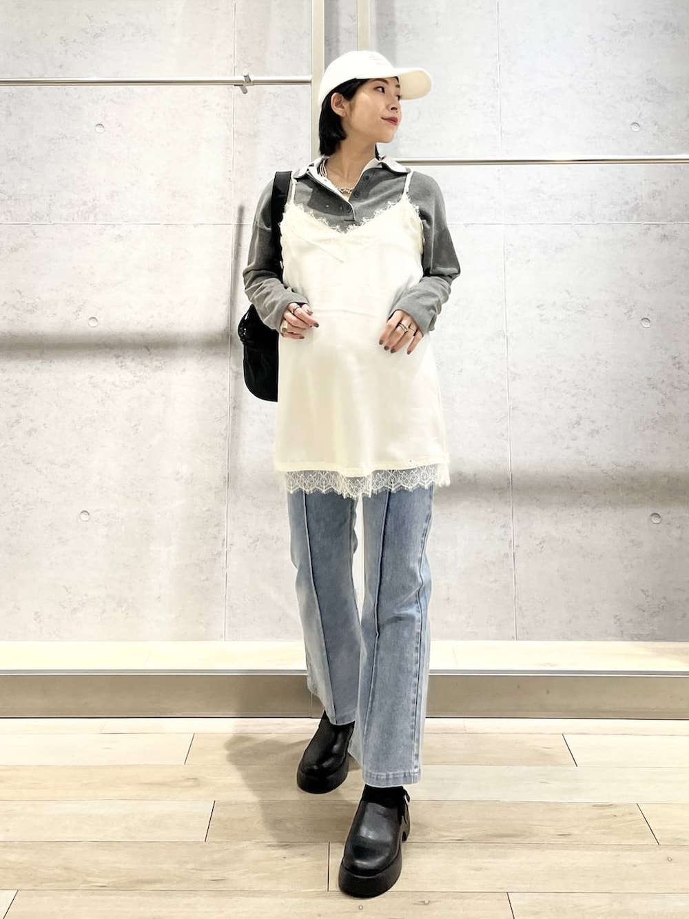 ブルー系のその他パンツ、ブラック系のサンダル、ブラック系のショルダーバッグを着用したレディースの冬コーディネートの4枚目の写真