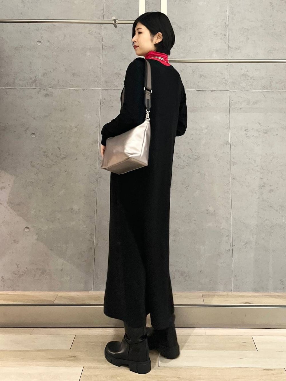 ブラック系のブーツ、その他のショルダーバッグ、ブラック系のワンピースを着用したレディースの冬コーディネートの3枚目の写真