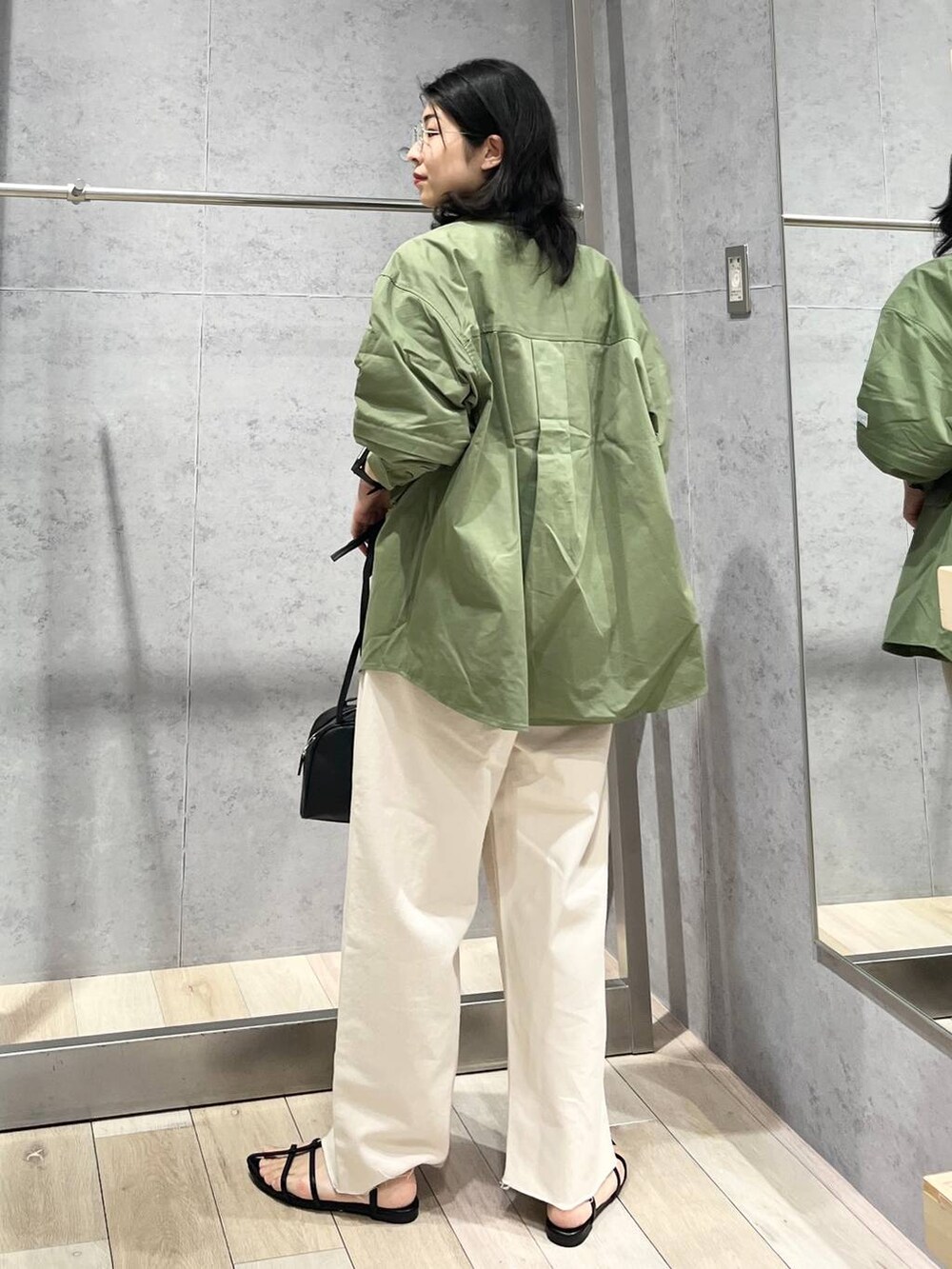 ブラック系のショルダーバッグ、ブラック系のサンダル、シルバー系のキーホルダーを着用したレディースの春コーディネートの5枚目の写真