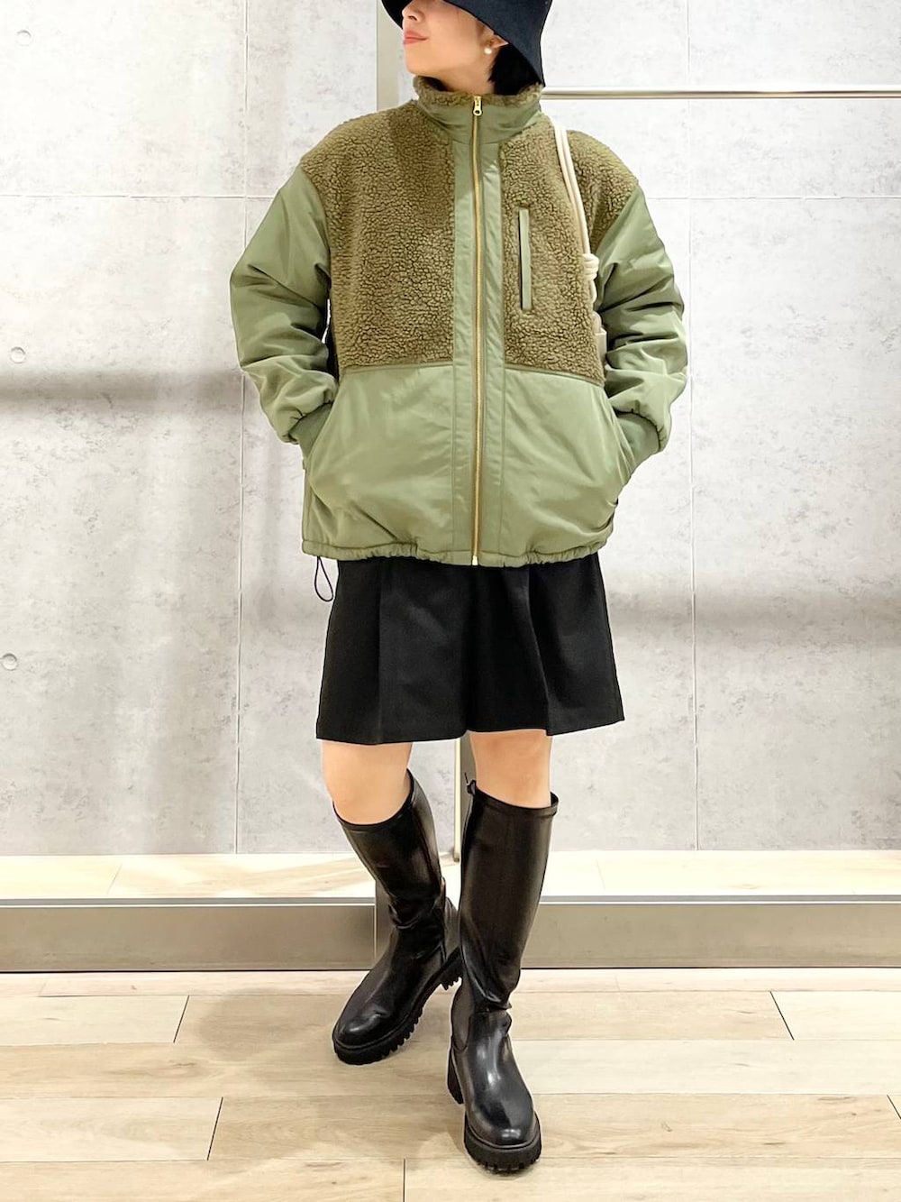 グリーン系のその他アウター、ブラック系のその他パンツ、グレー系のTシャツ/カットソーを着用したレディースの秋コーディネートの8枚目の写真