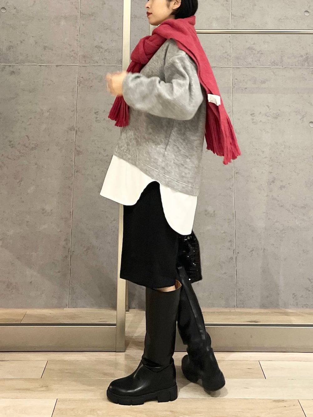 ブラック系のその他パンツ、ブラック系のブーツ、ブラック系のショルダーバッグを着用したレディースの冬コーディネートの6枚目の写真