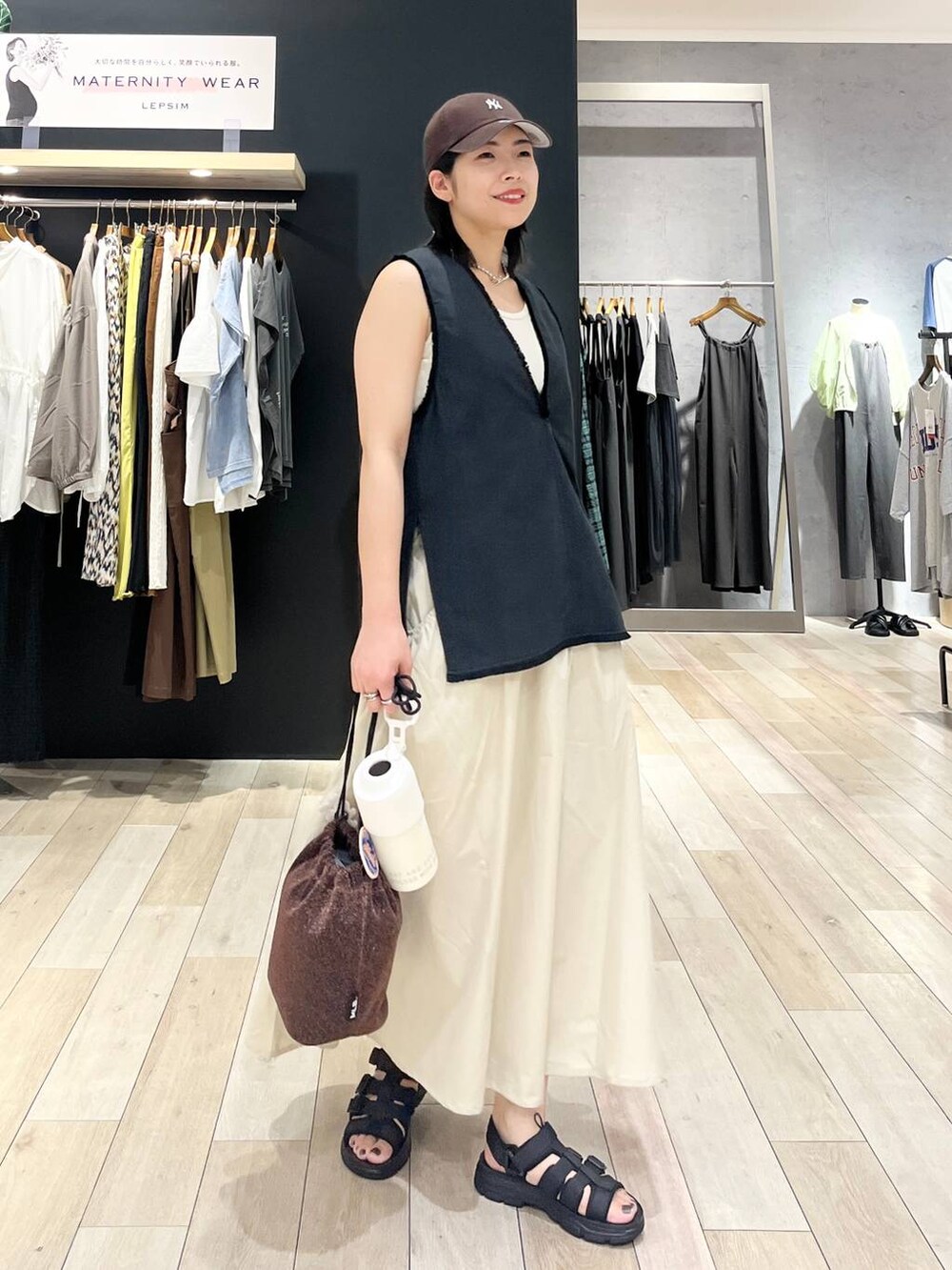 「LEPSIM、カジュアル、モード、ベーシック/シンプル、デート/ロマンティック、楽ちんコーデ、女子会、きれいめカジュアル_LEPSIM、リネン・透けアイテム、ベスト、タンクトップ、スカート、サンダル、夏コーデ、セールコーデ」|エムアイさん(レディース・162cm)の夏コーディネートの3枚目の写真