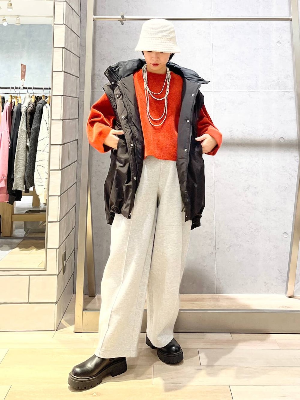 ブラック系のその他アウター、グレー系のスウェットパンツ、ブラック系のブーツを着用したレディースの秋コーディネートの2枚目の写真