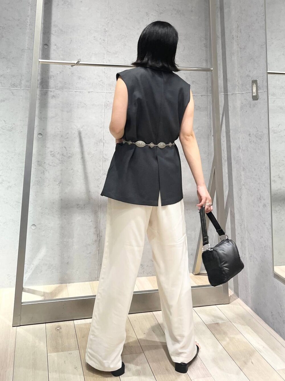 ホワイト系のその他パンツ、オレンジ系のタンクトップ、ブラック系のハンドバッグを着用したレディースの夏コーディネートの5枚目の写真