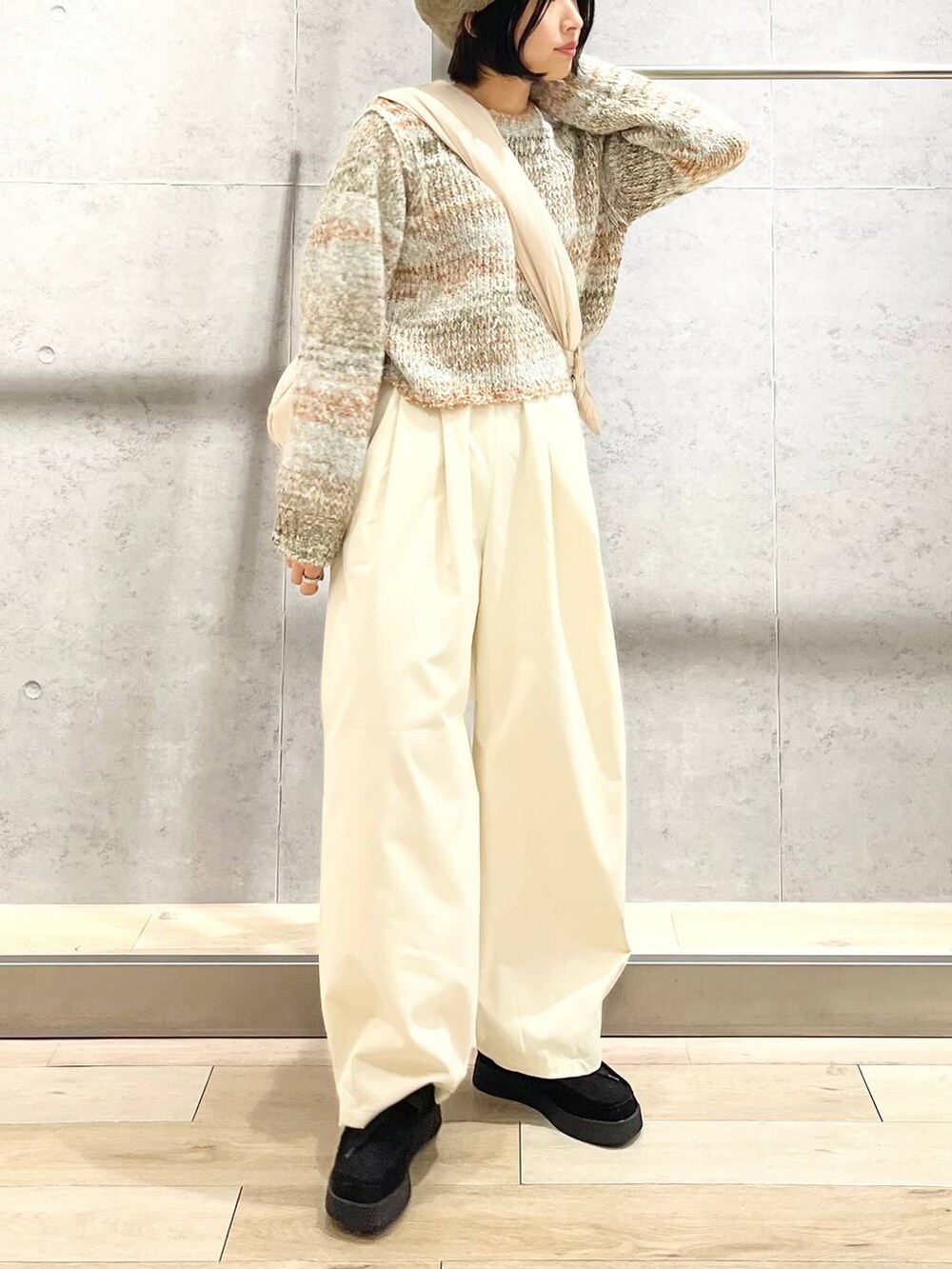 「楽ちんコーデ、LEPSIM、ニット、ワイドパンツ、ショルダーバッグ、ローファー、キャップ、フライトキャップ、バルーンパンツ、モカシン、ショート丈トップス、冬コーデ、シンプルコーデ、淡色コーデ、きれいめカジュアル」｜「LEPSIMのモカシン　969892（モカシン/デッキシューズ、ブラック系）」を使った、エムアイさん（レディース・162cm）の秋コーディネートの3枚目の写真