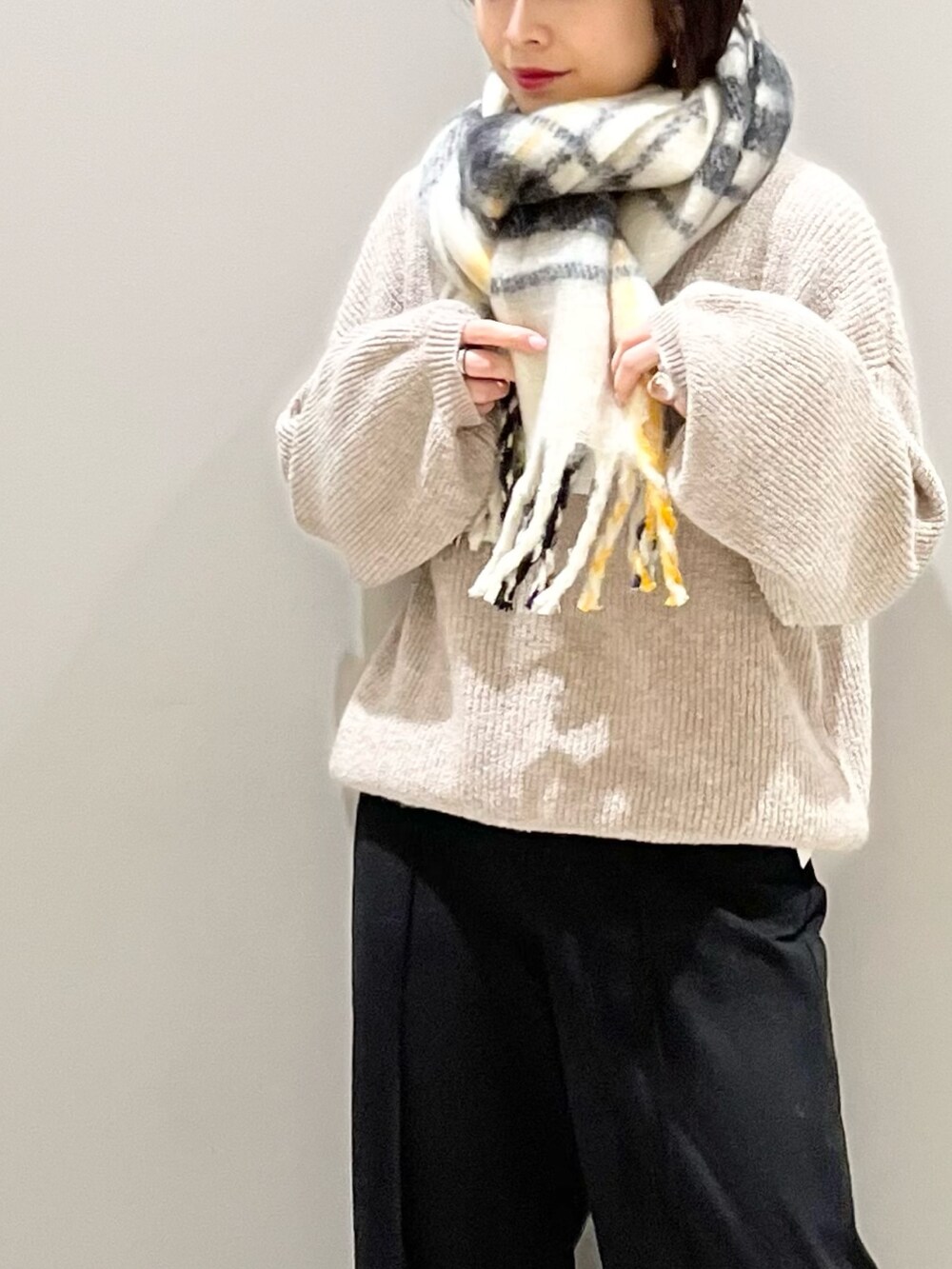 ブラウン系のニット/セーター、ブラック系のローファー、ブラック系のスラックスを着用したレディースの冬コーディネートの4枚目の写真