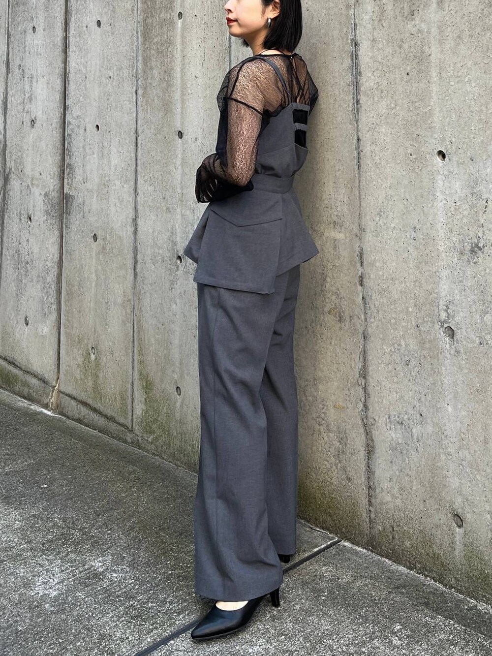 グレー系のその他パンツ、グレー系のキャミソール、ブラック系のパンプスを着用したレディースの冬コーディネートの7枚目の写真