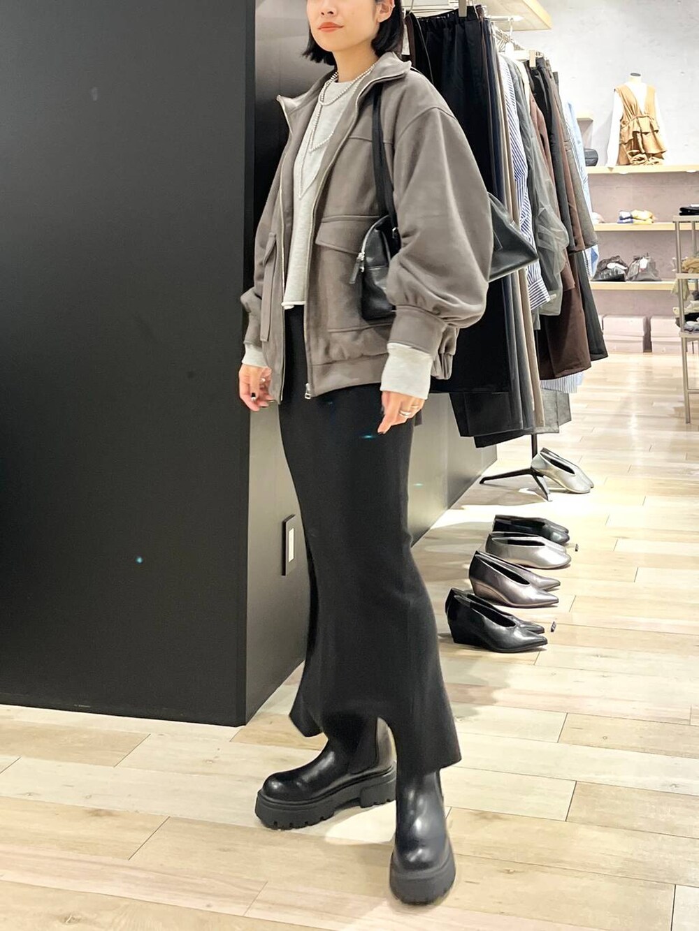 ブラック系のスカート、ブラック系のスカート、ブラック系のボストンバッグを着用したレディースの秋コーディネートの2枚目の写真