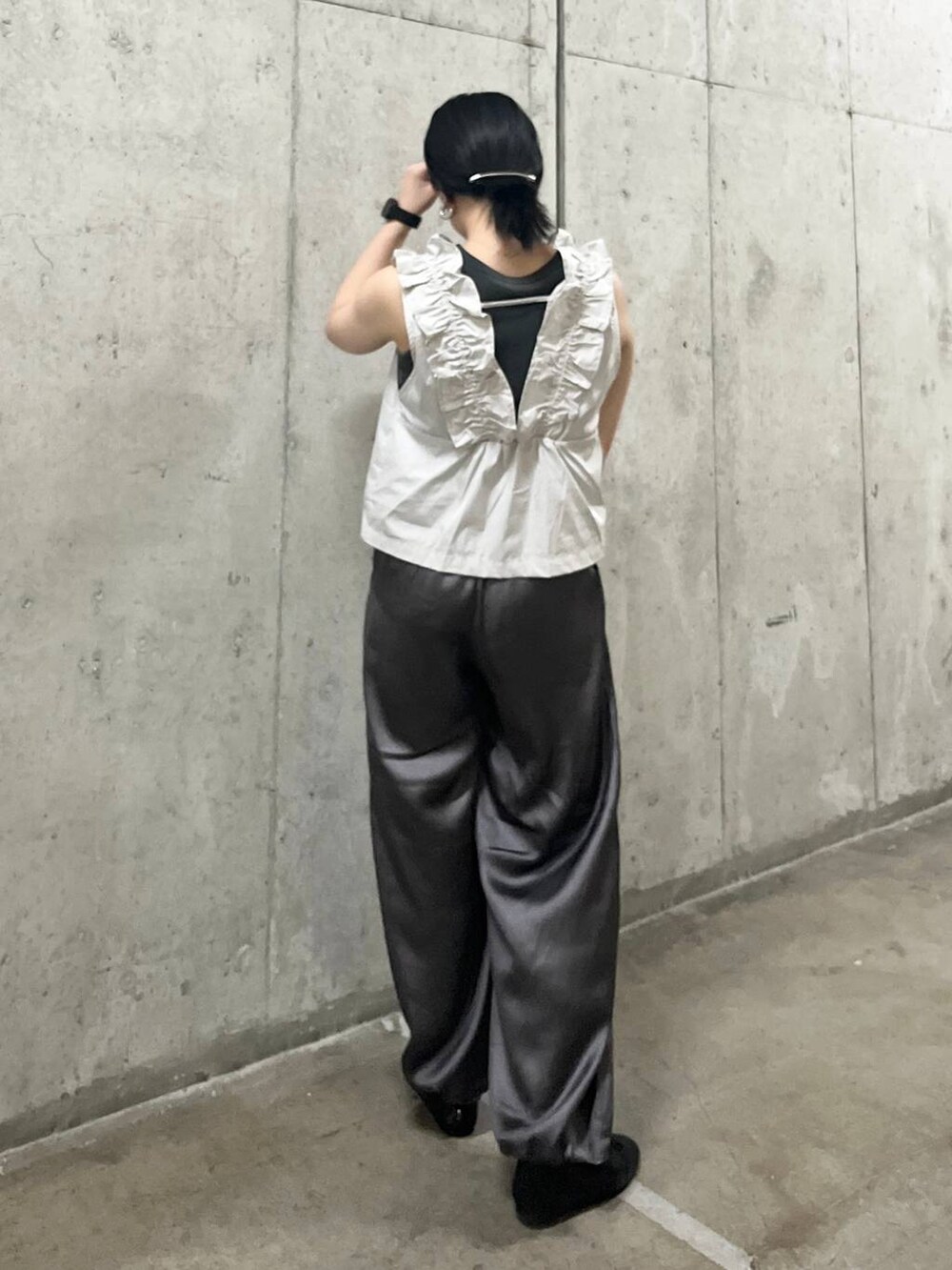 グレー系のその他パンツ、ブラック系のバレエシューズ、グレー系のタンクトップを着用したレディースの夏コーディネートの5枚目の写真