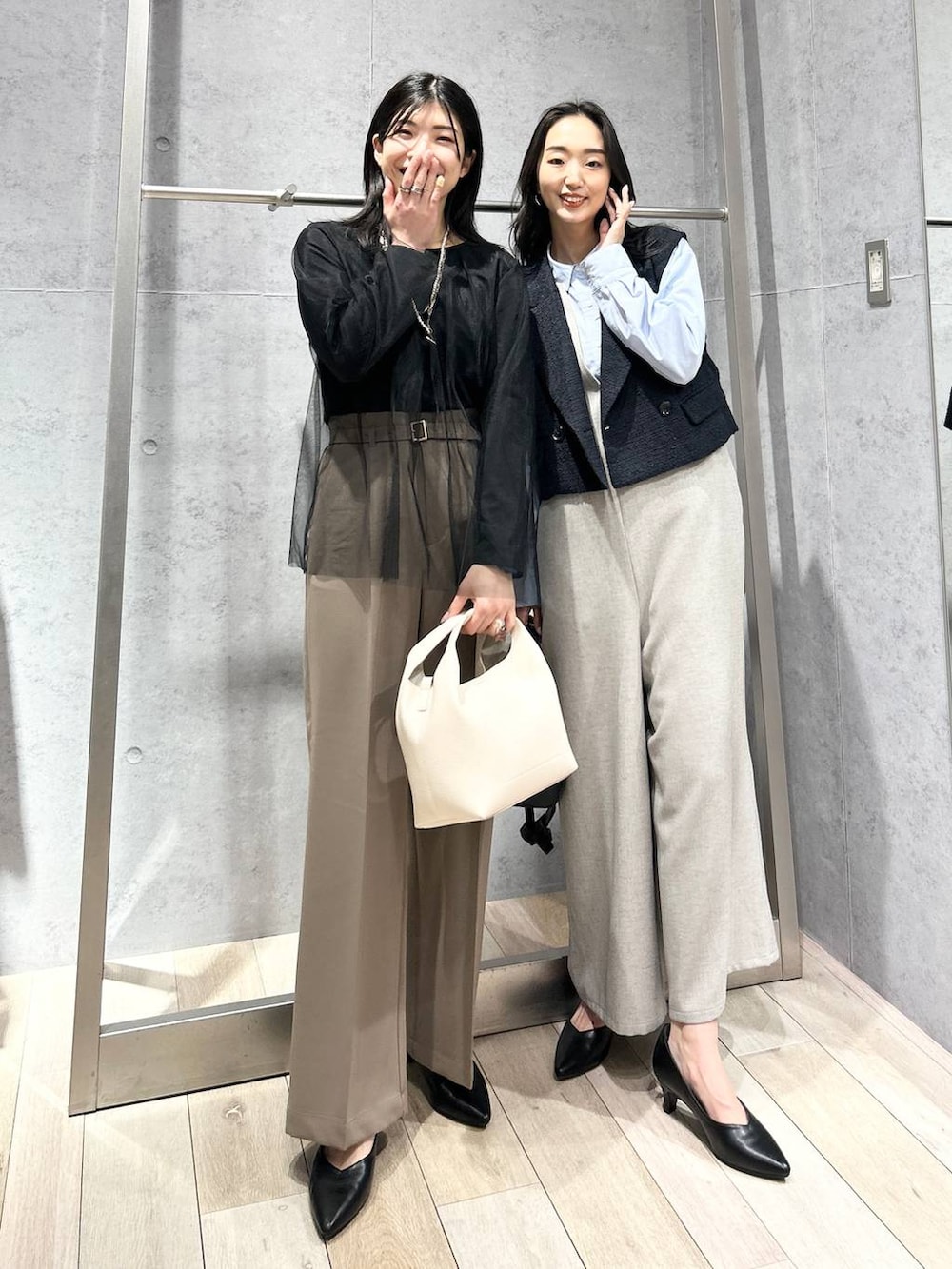 ブラウン系のスーツパンツ、ブラック系のTシャツ/カットソー、ブルー系のその他アウターを着用したレディースの冬コーディネートの6枚目の写真