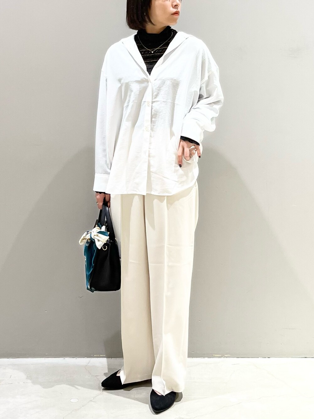 ブラック系のシューズ、ブラック系のパンツ、ブラック系のショルダーバッグを着用したレディースの春コーディネートの4枚目の写真