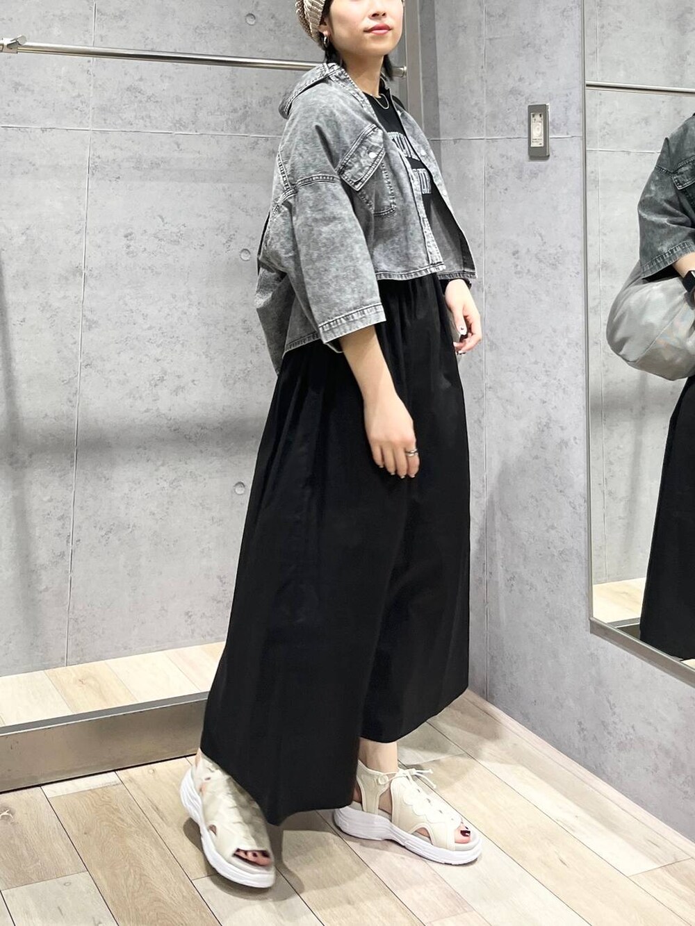 「モノトーン、カジュアル、モード、ベーシック/シンプル、デート/ロマンティック、楽ちんコーデ、女子会、きれいめカジュアル_LEPSIM、LEPSIM、ワンピース、デニムジャケット、シャツ、シャツスタイル、サンダル、ニット帽」｜「LEPSIMのゼロカルスポーツサンダル　105132（サンダル、ホワイト系）」を使った、エムアイさん（レディース・162cm）の春コーディネートの5枚目の写真