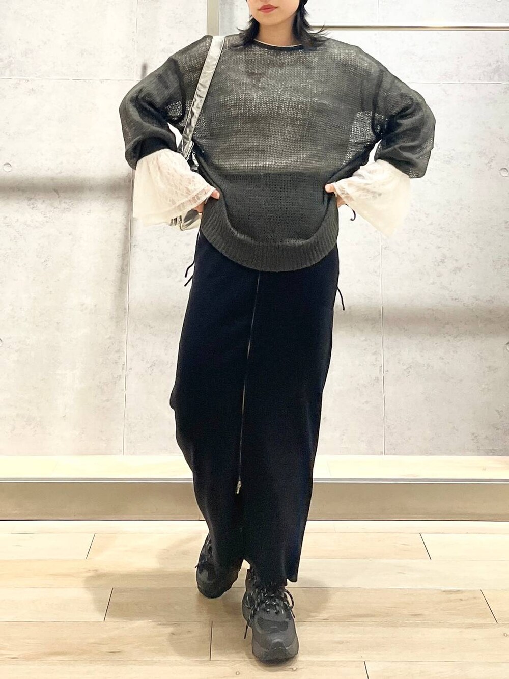 シルバー系のショルダーバッグ、ブラック系のスカート、ホワイト系のTシャツ/カットソーを着用したレディースの秋コーディネートの2枚目の写真