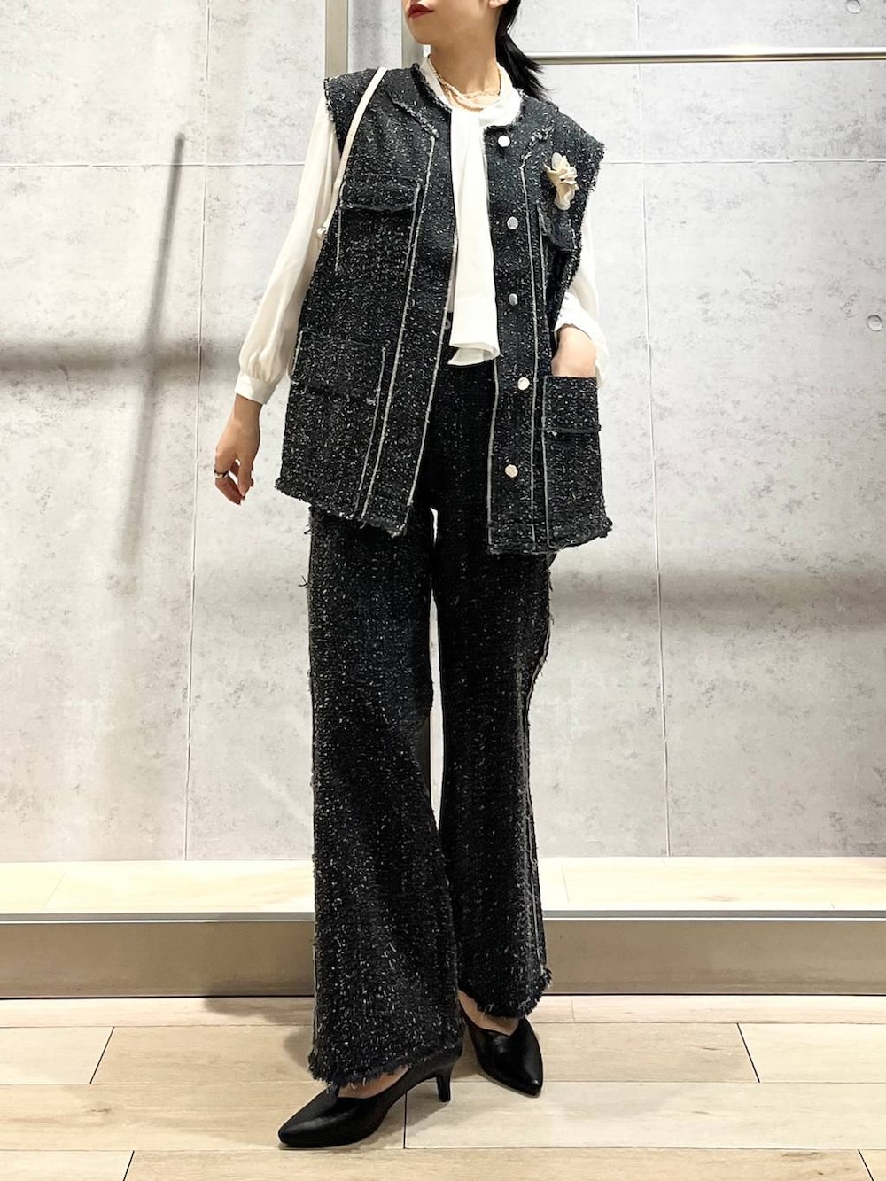 ホワイト系のシャツ/ブラウス、ブラック系のパンプス、ホワイト系のショルダーバッグを着用したレディースの冬コーディネートの3枚目の写真