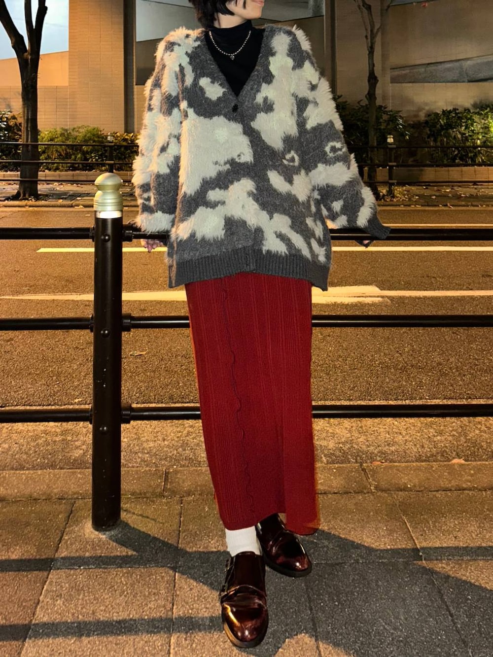 グレー系のカーディガン/ボレロ、レッド系のマタニティウェア/グッズを着用したレディースの冬コーディネートの5枚目の写真