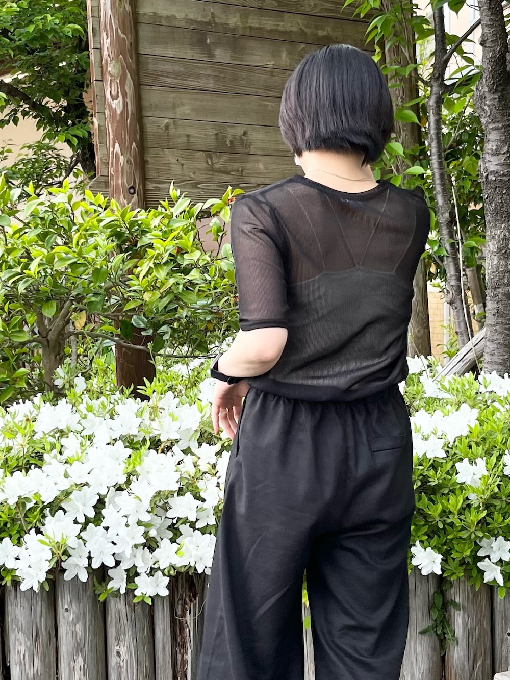 「LEPSIM、レプシィム(LEPSIM)、シアートップス、ワイドパンツ、オールブラック、ベンサン、厚底サンダル、厚底シューズ、初夏コーデ、夏コーデ、春夏コーデ、モード、モノトーン、シンプルコーデ、レイヤードスタイル」｜「BENCHの■■■別注【BENCH/ベンチ】 BENSAN-D SUEDE FRINGE CONCHO：サンダル（サンダル、ブラック系）」を使った、エムアイさん（レディース・162cm）の春コーディネートの4枚目の写真