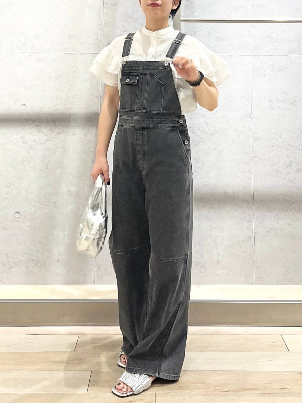 ホワイト系のシャツ/ブラウス、グレー系のサンダルを着用したレディースの夏コーディネートの2枚目の写真