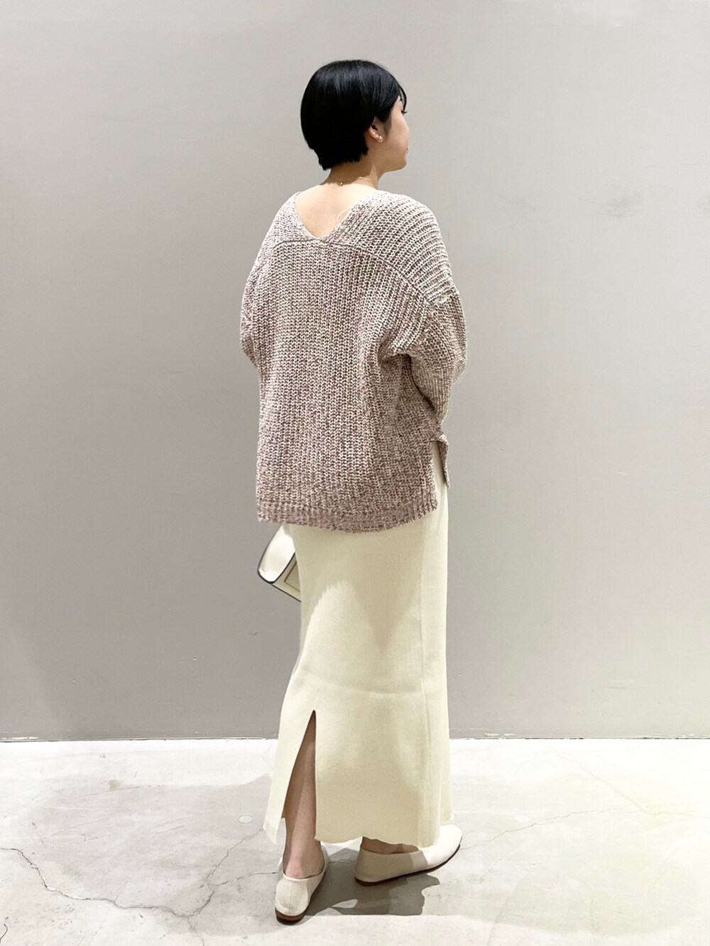「LEPSIM、レプシィム(LEPSIM)、春服デビュー宣言、ピンク、春服みてみて、春ニット、ニットスカート、タイトスカート、パンプス、スクエアトゥ、スクエアバッグ、シンプルコーデ、きれいめカジュアル、淡色コーデ、パステル映える春」｜「LEPSIMの【選べる丈シリーズ】12ゲージ洗えるケアニットスカート　948652（スカート、ホワイト系）」を使った、エムアイさん（レディース・162cm）の春コーディネートの5枚目の写真