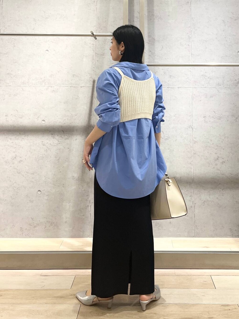 ブルー系のシャツ/ブラウス、ブラック系のスカート、ホワイト系のショルダーバッグを着用したレディースの冬コーディネートの4枚目の写真