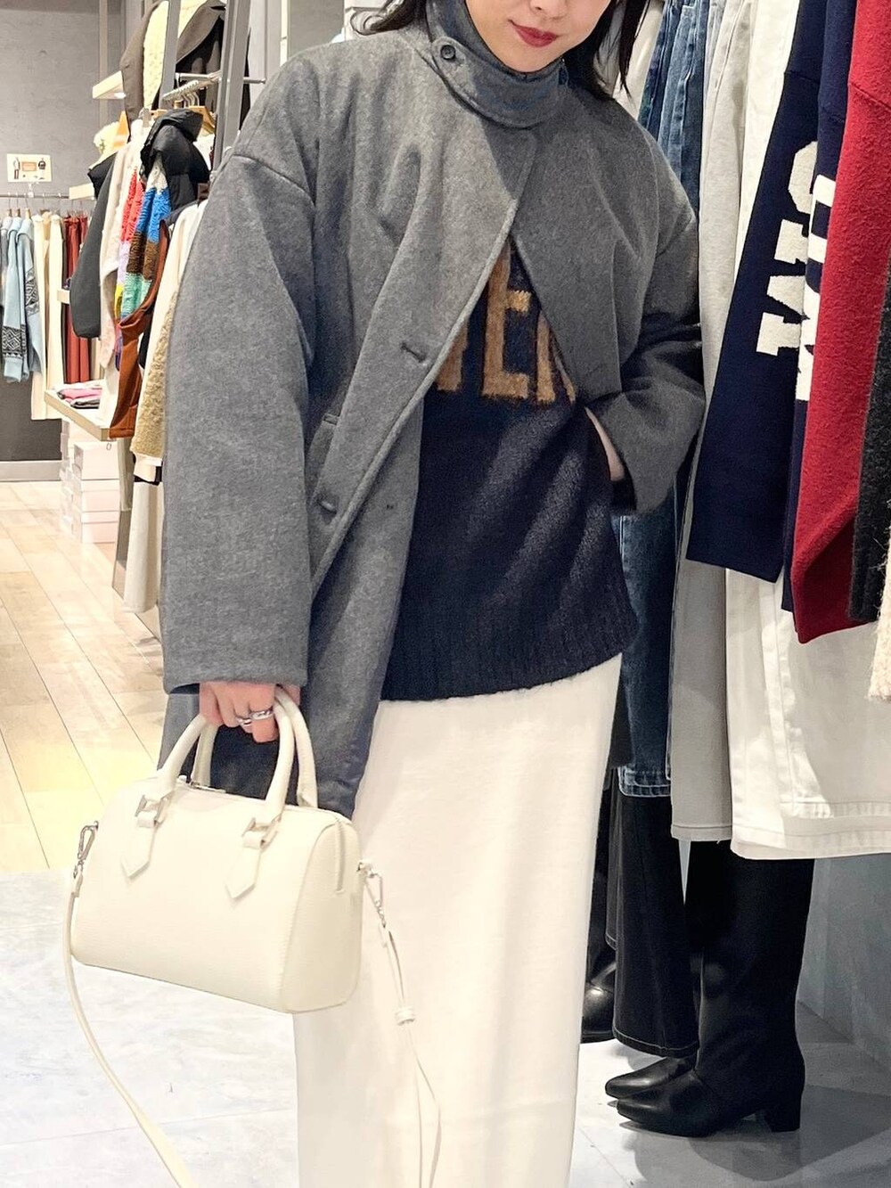 「カジュアル、モード、ベーシック/シンプル、デート/ロマンティック、楽ちんコーデ、女子会、きれいめカジュアル_LEPSIM、LEPSIM、おでかけ、シンプルコーデ、秋冬新作、冬コーデ、冬アウター、ニット、スカート」｜「LEPSIMの12ゲージ総針ナロースカート　132595（スカート、ホワイト系）」を使った、エムアイさん（レディース・162cm）の冬コーディネートの7枚目の写真