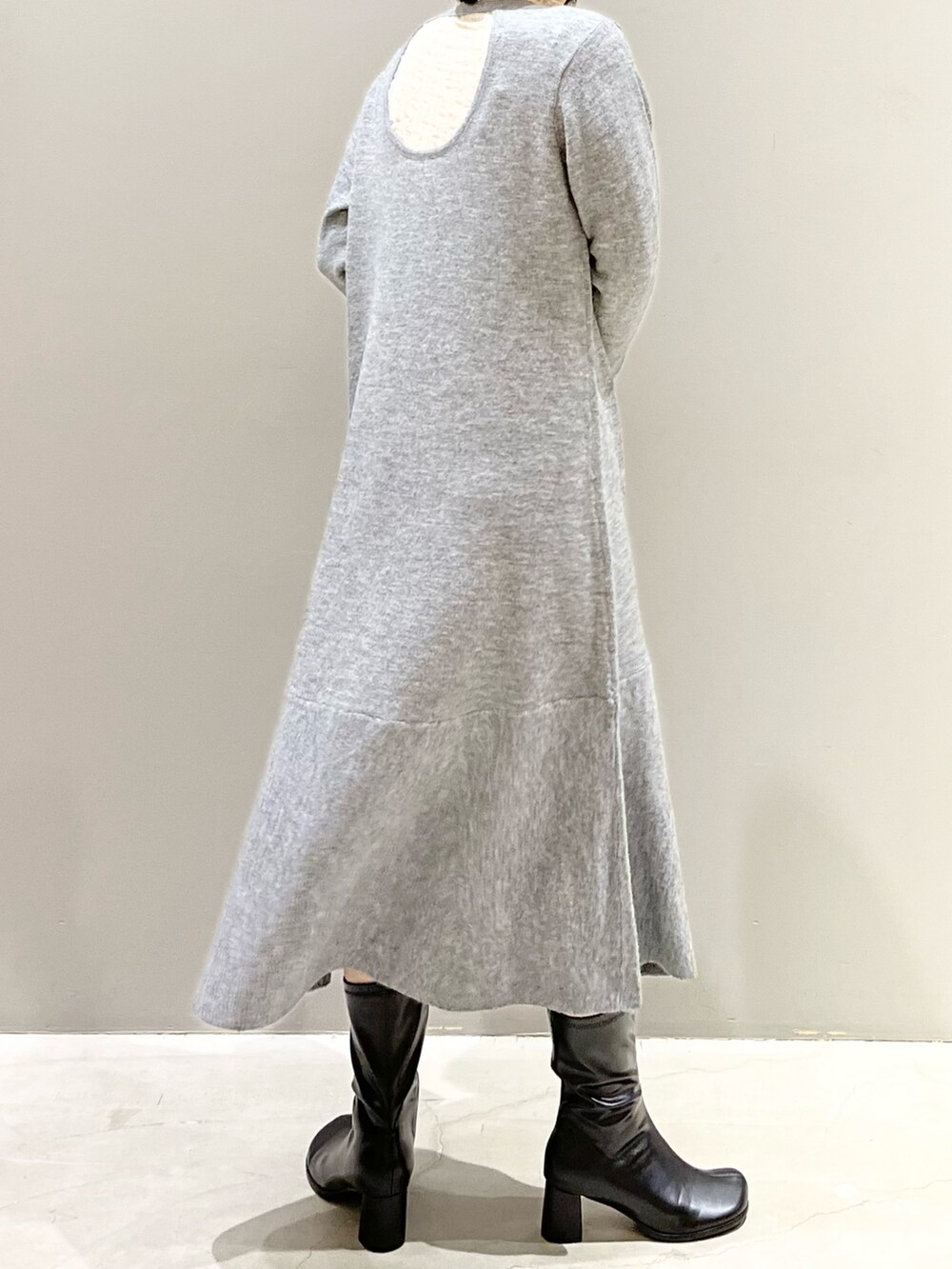 「LEPSIM、レプシィム(LEPSIM)、春服デビュー宣言、春コーデ、春ニット、フレアワンピース、フェルトハット、バケットハット、ブーツ、トートバッグ、シンプルコーデ、淡色コーデ、きれいめカジュアル、レイヤードスタイル、プチプラ」｜「LEPSIMの7ゲージバックオープンフレアワンピース　181935（ワンピース、グレー系）」を使った、エムアイさん（レディース・162cm）の春コーディネートの5枚目の写真