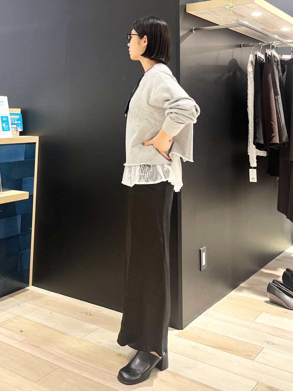 ブラック系のスカート、ブラック系のその他シューズ、ホワイト系のTシャツ/カットソーを着用したレディースの秋コーディネートの2枚目の写真