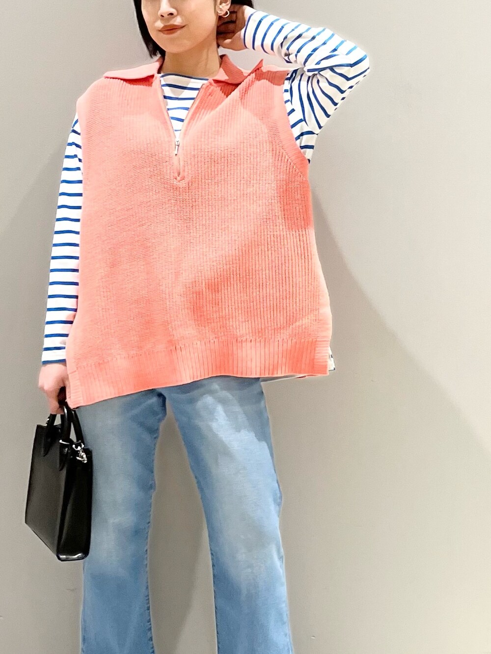 ブルー系のデニムパンツ、ブラック系のローファー、ブラック系のショルダーバッグを着用したレディースの春コーディネートの3枚目の写真