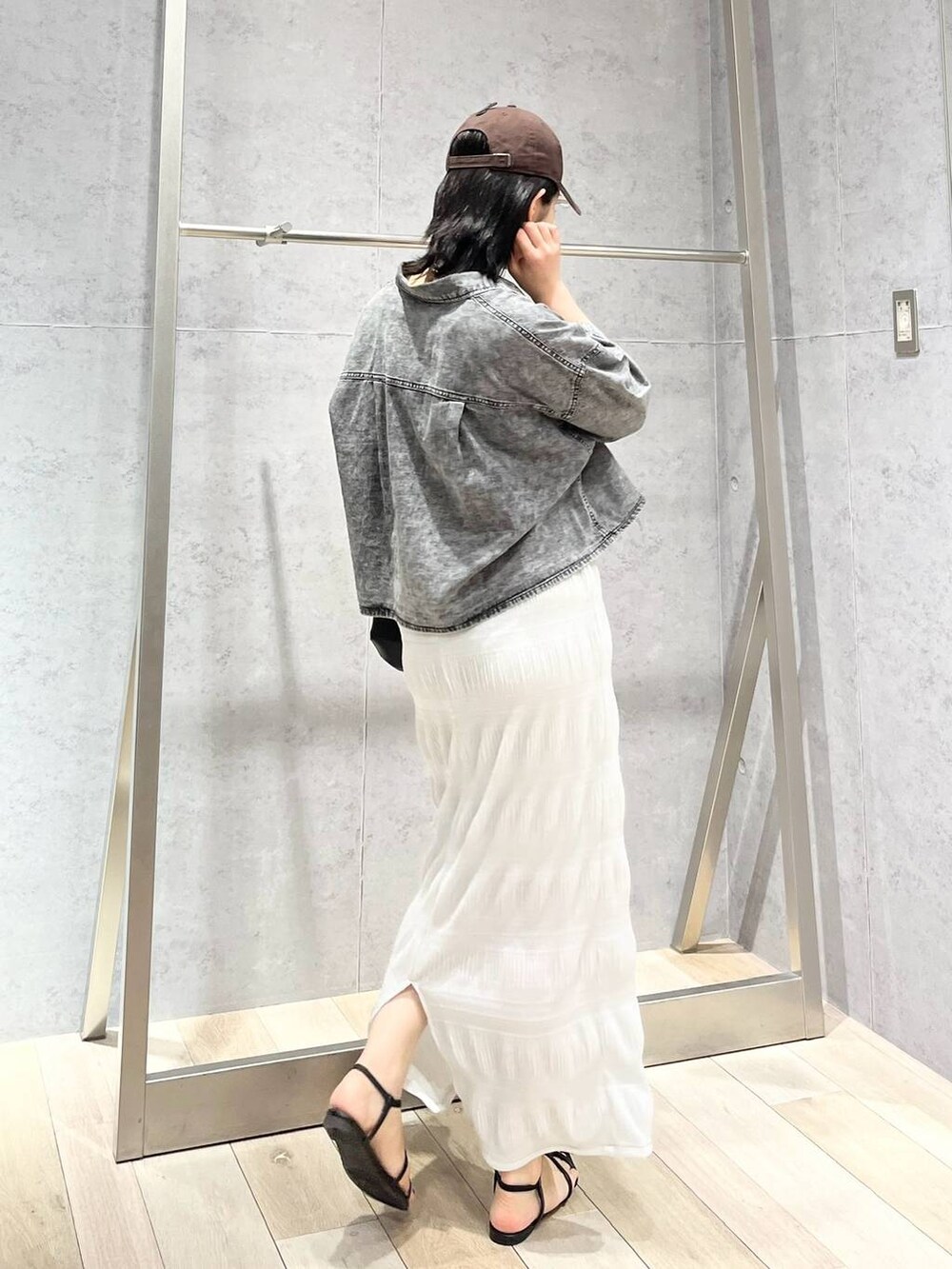 ブラック系のサンダル、ブラック系のシャツ/ブラウス、ホワイト系のタンクトップを着用したレディースの夏コーディネートの4枚目の写真