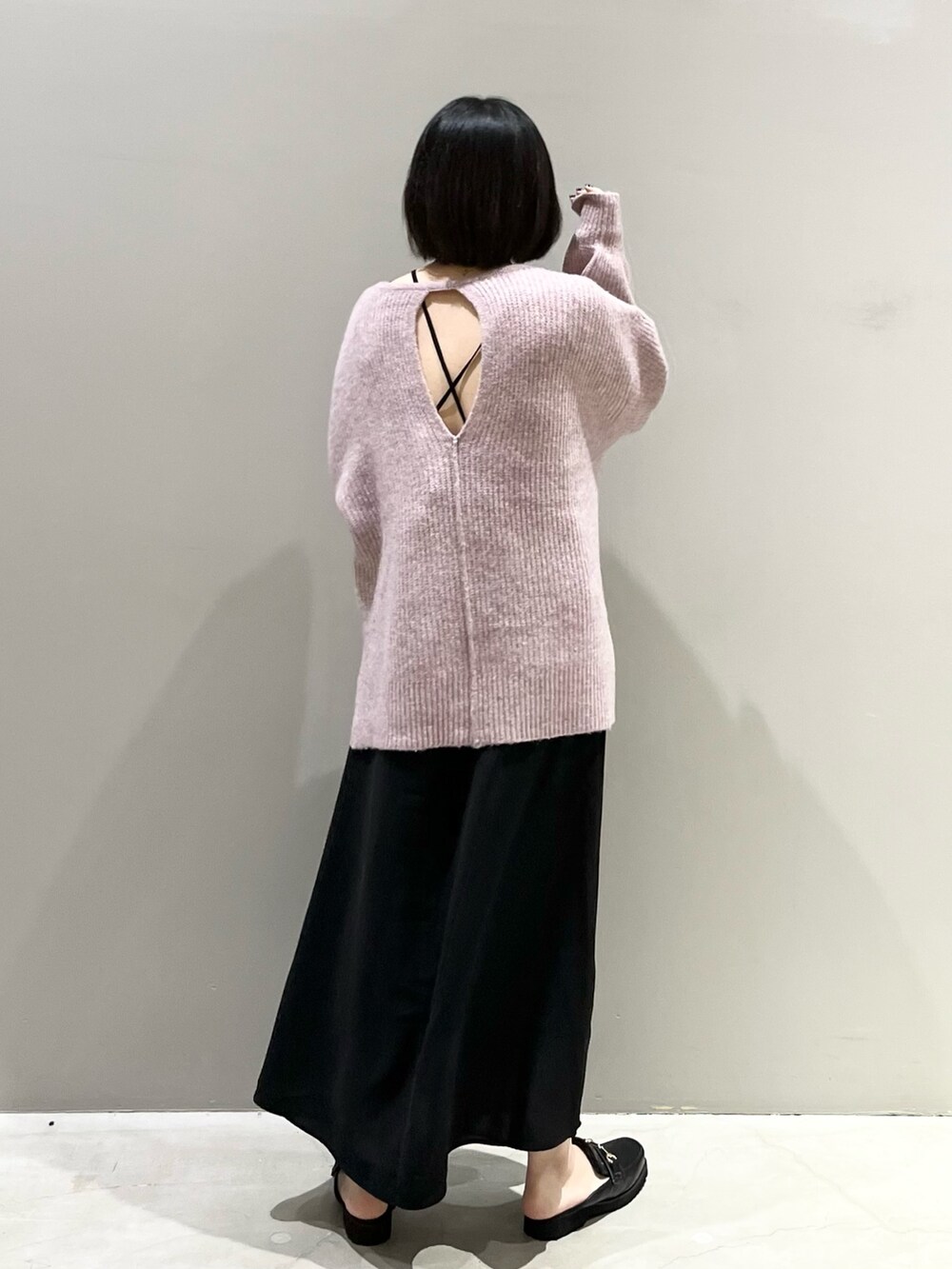 「LEPSIM、レプシィム(LEPSIM)、ニット、バックオープン、ピンク、キャミワンピ、ワンピース、春色、春コーデ、春カラー、レイヤードスタイル、シンプルコーデ、きれいめカジュアル、ローファー、ミュール」｜「LEPSIMのメランジデザインニット　162457（ニット/セーター、ピンク系）」を使った、エムアイさん（レディース・162cm）の冬コーディネートの5枚目の写真