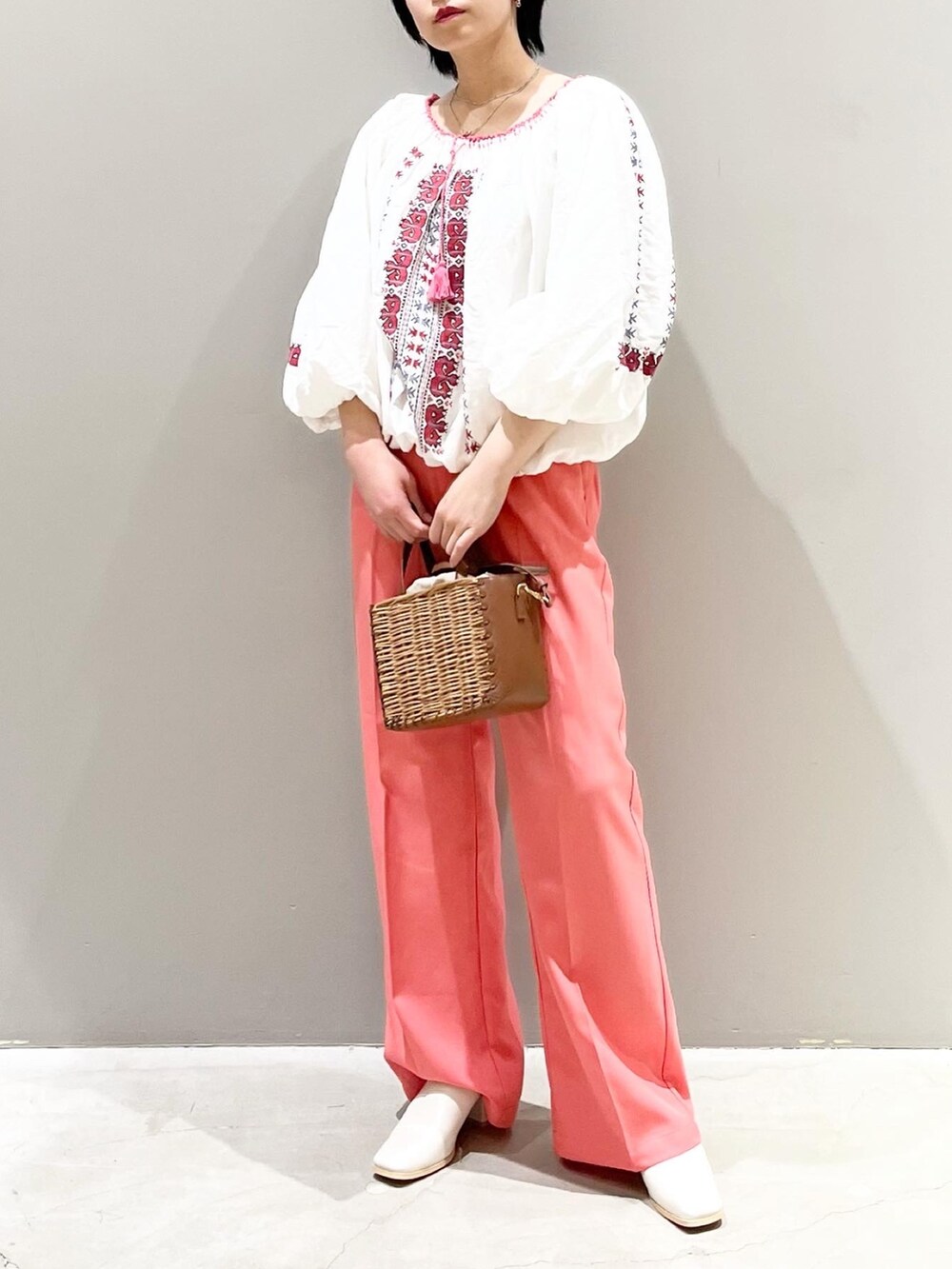 ホワイト系のシャツ/ブラウス、ピンク系のデニムパンツ、ブラウン系のショルダーバッグを着用したレディースの春コーディネートの6枚目の写真