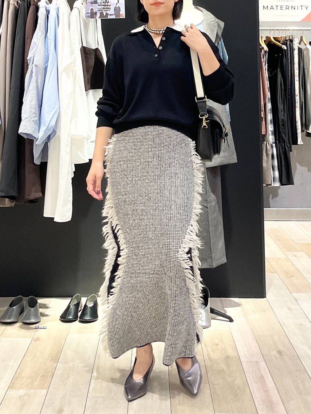 ブラック系のショルダーバッグ、ブラック系のニット/セーター、その他のパンプスを着用したレディースの秋コーディネートの5枚目の写真