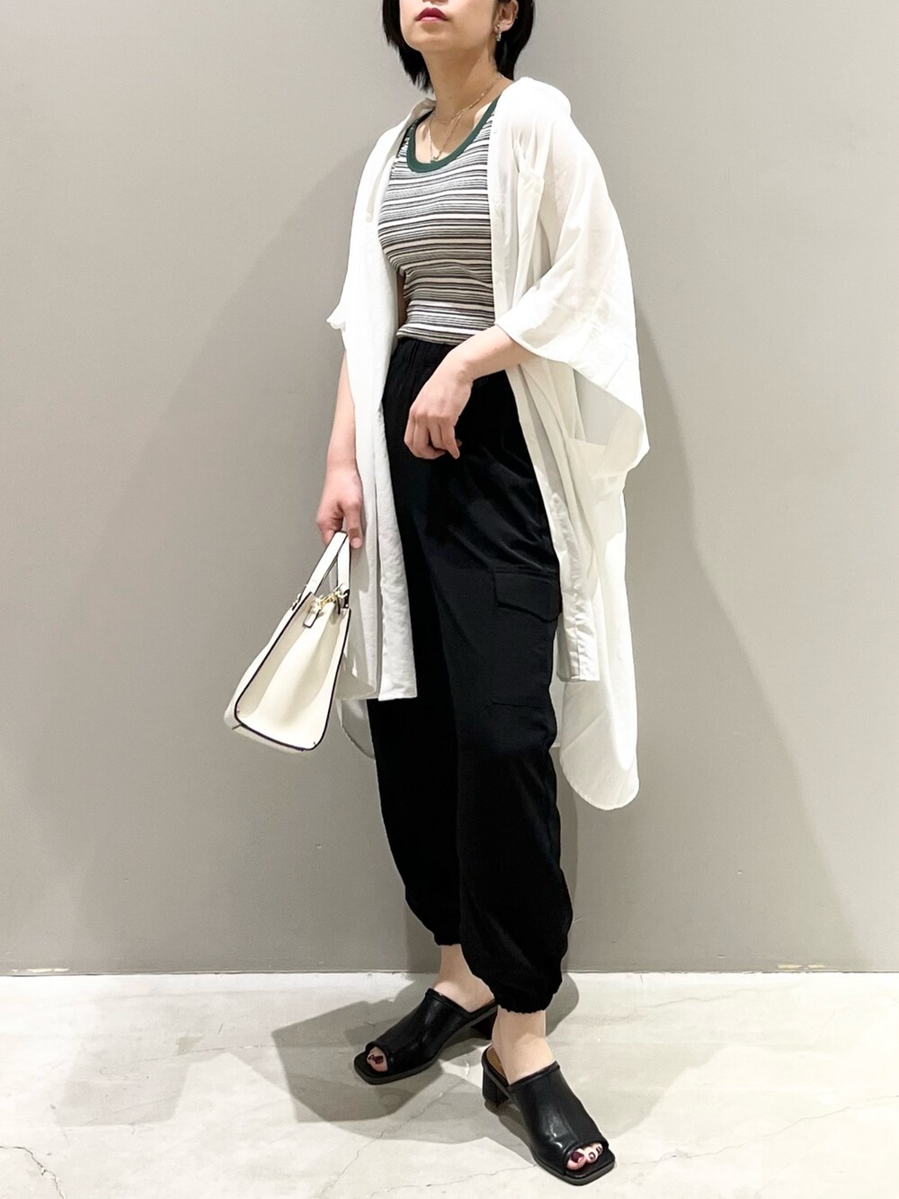 「LEPSIM、レプシィム(LEPSIM)、ポンチョ、ワンピース、チュニック、ブラウス、サテンパンツ、ジョガーパンツ、シャツスタイル、初夏コーデ、モノトーン、ボーダー、シンプルコーデ、ビッグシルエット、夏コーデ」｜「LEPSIMのスクエアハンドルショルダー　163398（ショルダーバッグ、ホワイト系）」を使った、エムアイさん（レディース・162cm）の春コーディネートの7枚目の写真