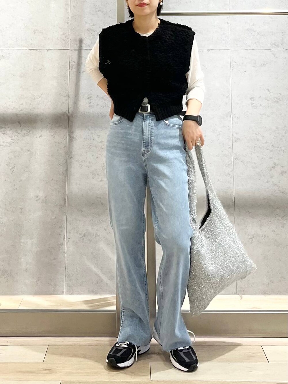 ホワイト系のTシャツ/カットソー、ブルー系のデニムパンツ、シルバー系のショルダーバッグを着用したレディースの秋コーディネートの6枚目の写真