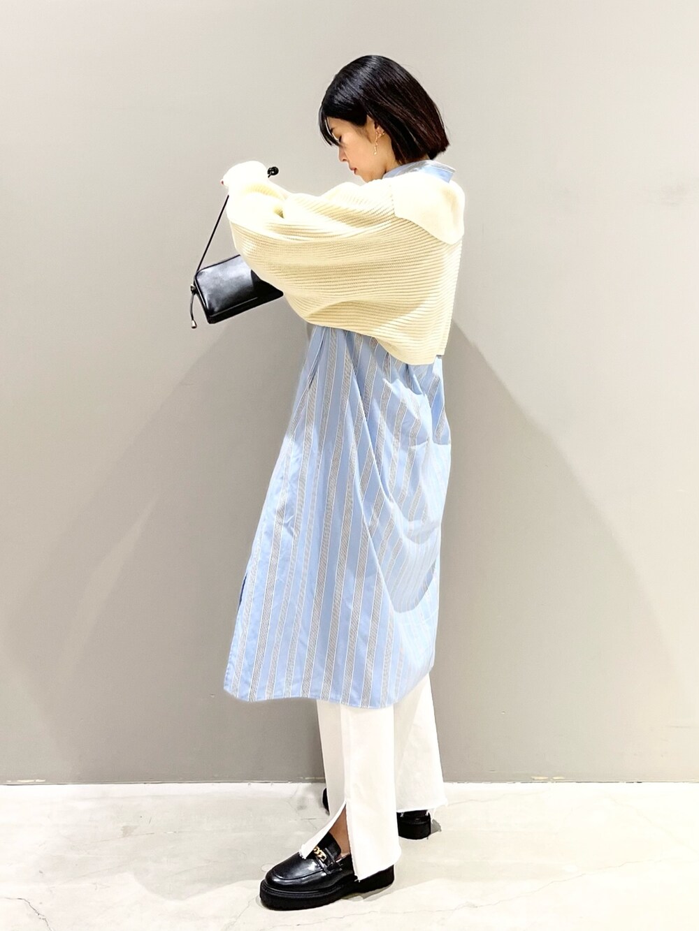 「LEPSIM、レプシィム(LEPSIM)、ニット、レイヤードスタイル、ビッグカラー、ショート丈トップス、ボリューム袖、ワンピース、デニム、デニムパンツ、ローファー、ミニバッグ、ミニショルダー、春コーデ、春カラー」｜「LEPSIMの5ゲージショートニットセットプルオーバー　187380（ニット/セーター、ホワイト系）」を使った、エムアイさん（レディース・162cm）の冬コーディネートの4枚目の写真