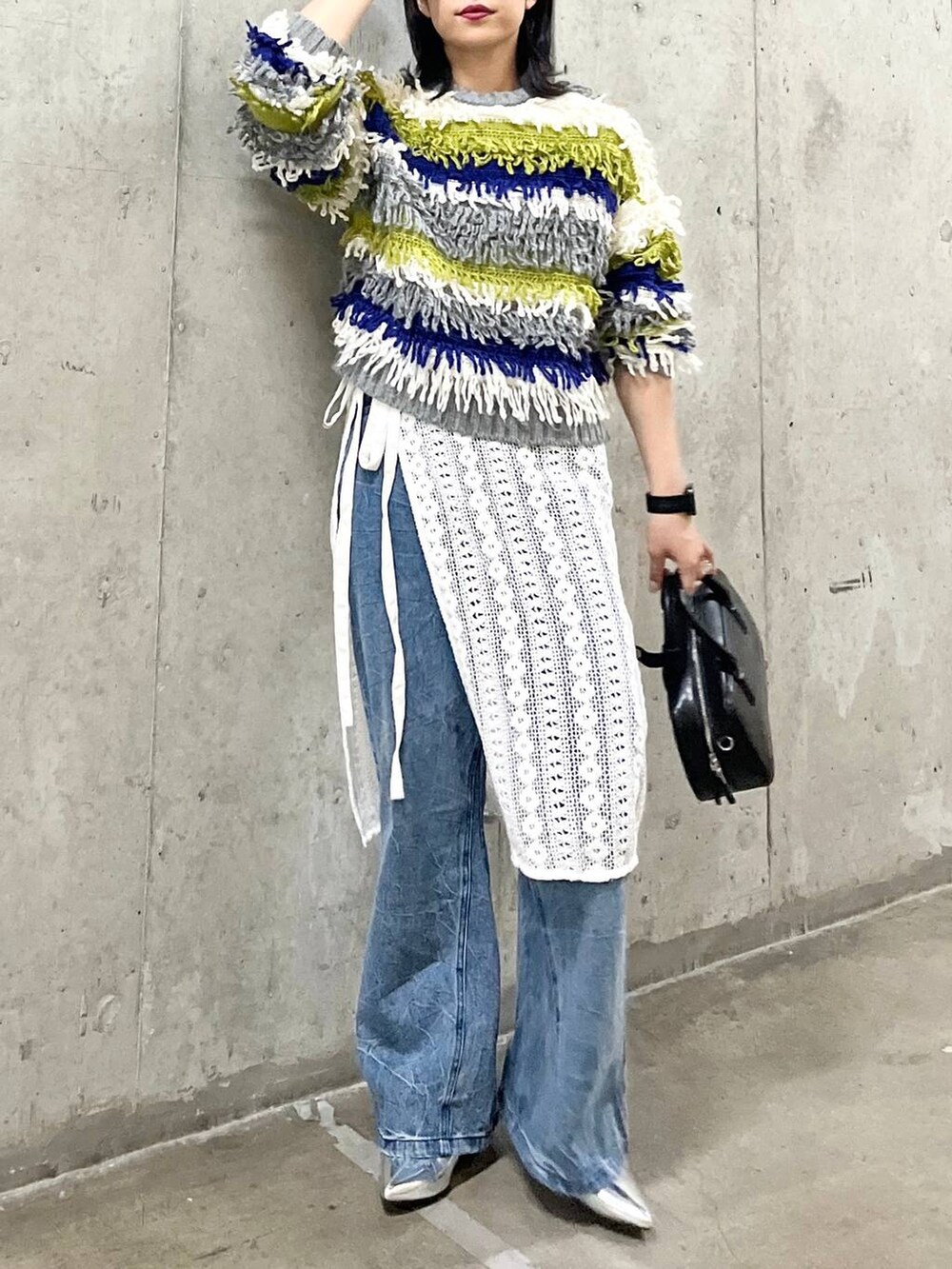 ホワイト系のスカート、シルバー系のその他シューズ、ブラック系のボストンバッグを着用したレディースの秋コーディネートの2枚目の写真