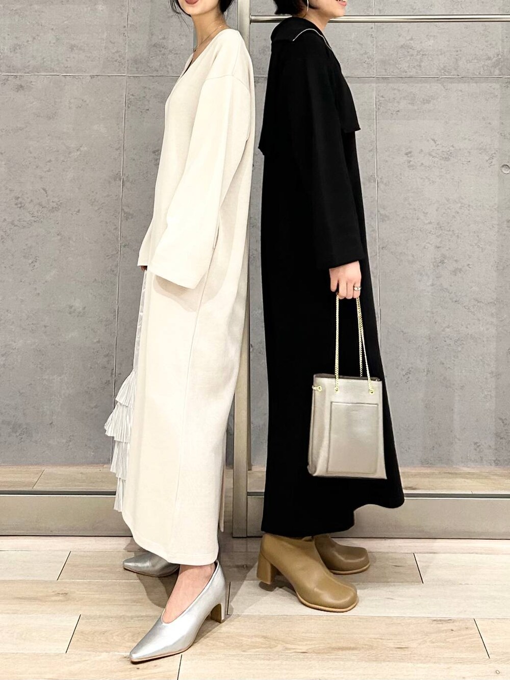 ブラック系のショルダーバッグ、ブラック系のワンピース、ホワイト系のワンピースを着用したレディースの秋コーディネートの3枚目の写真