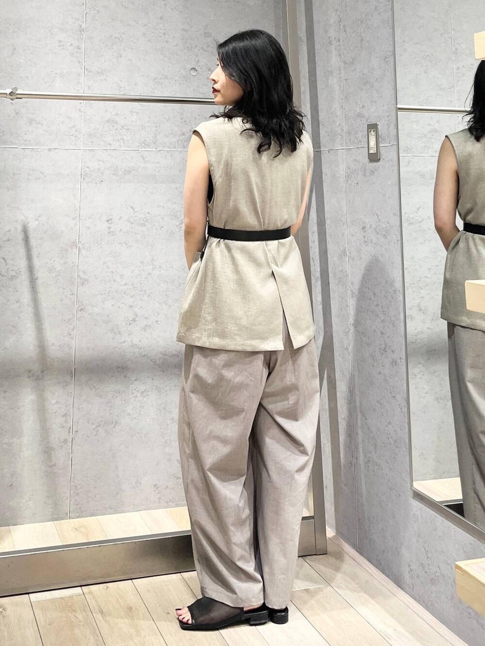 「カジュアル、モード、ベーシック/シンプル、デート/ロマンティック、楽ちんコーデ、春コーデ、女子会、きれいめカジュアル_LEPSIM、LEPSIM、おでかけ、テーラードジャケット、ベスト、パンツ、スラックス、サンダル」｜「LEPSIMのスラックスギャザーWフレアパンツ　290494（その他パンツ、ベージュ系）」を使った、エムアイさん（レディース・162cm）の春コーディネートの3枚目の写真
