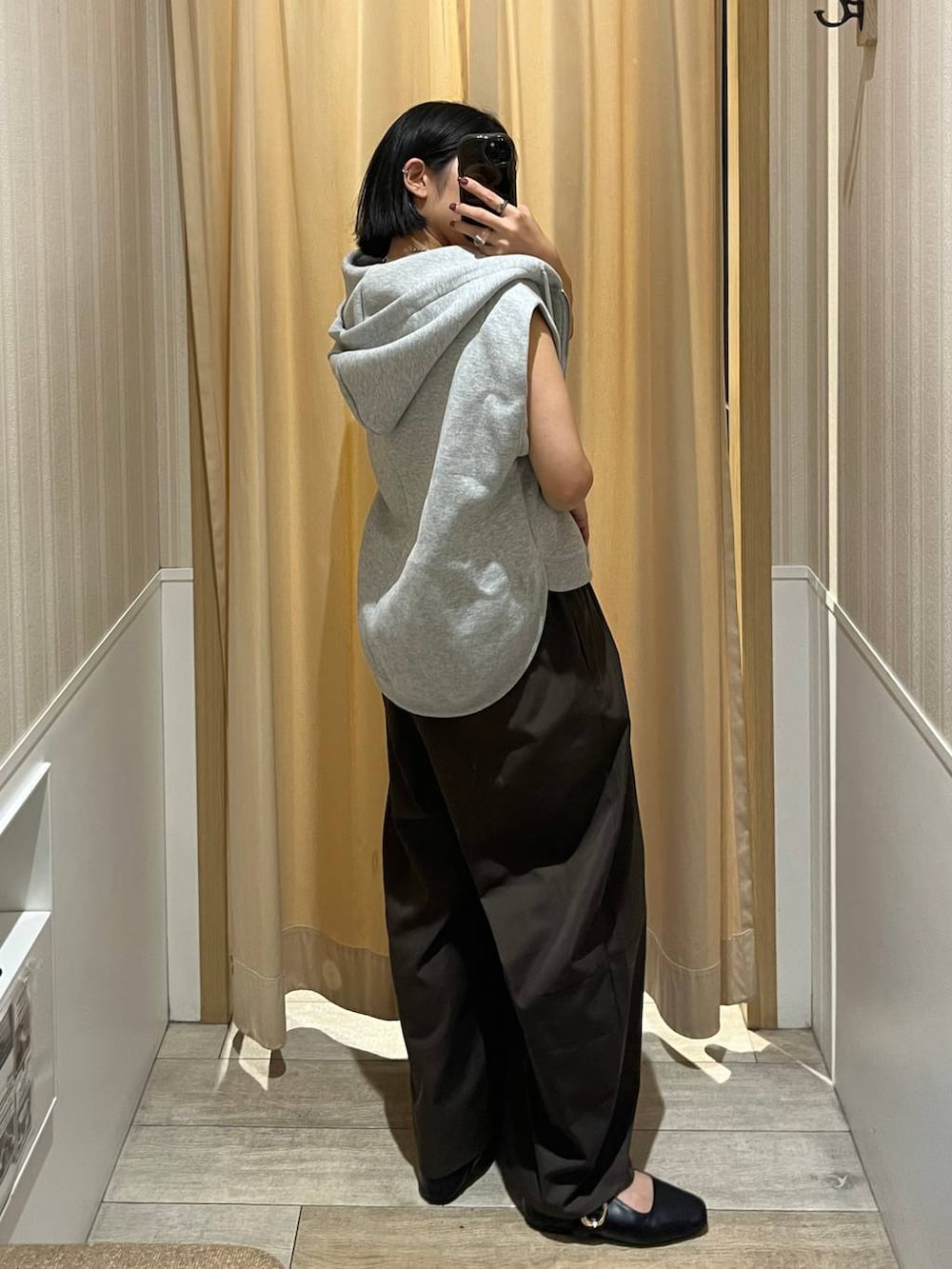 ブラウン系のその他パンツ、グレー系のベストを着用したレディースの秋コーディネートの4枚目の写真