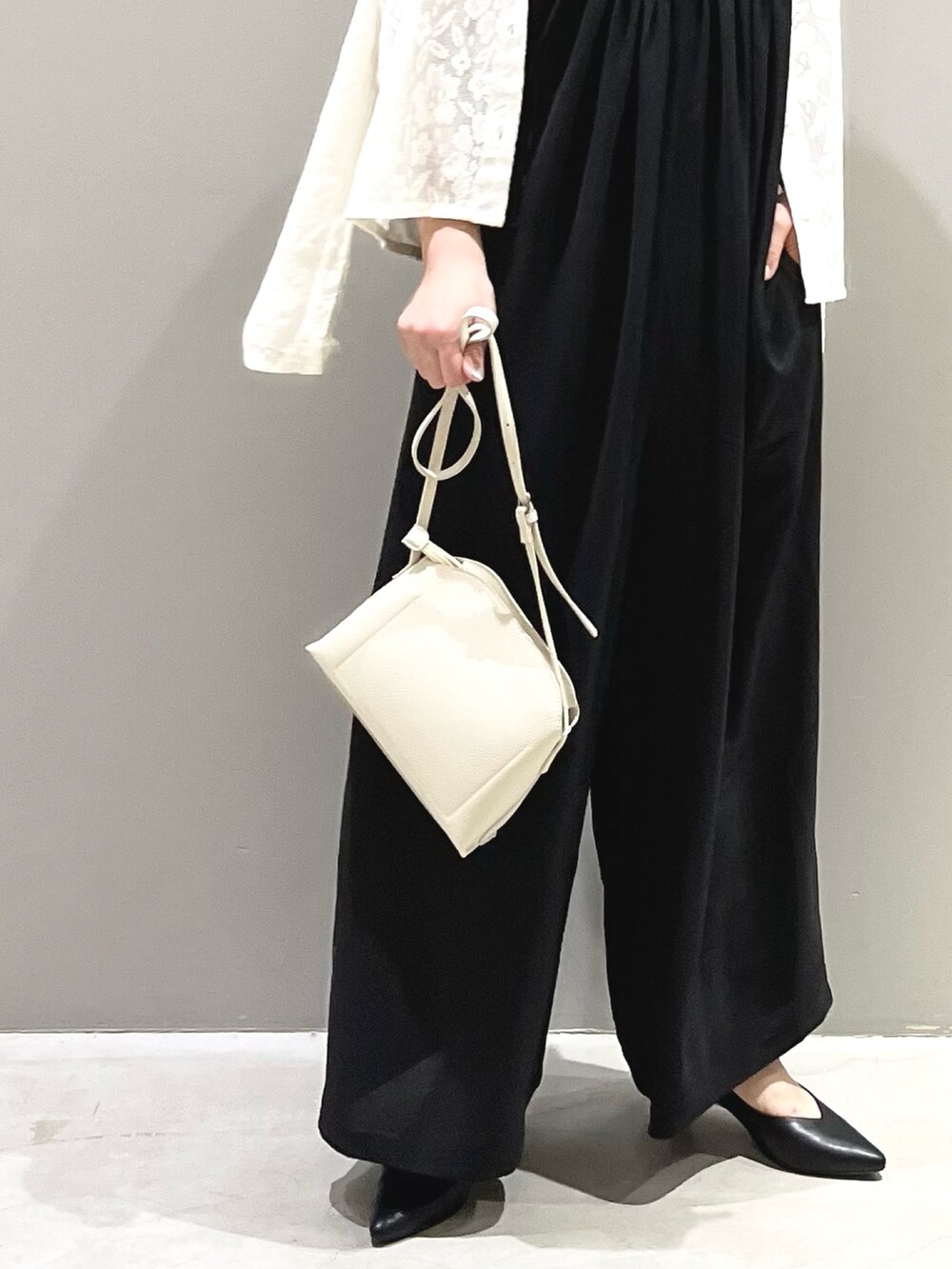 ホワイト系のショルダーバッグ、ブラック系のつなぎ/オールインワン、ホワイト系のシャツ/ブラウスを着用したレディースの秋コーディネートの4枚目の写真